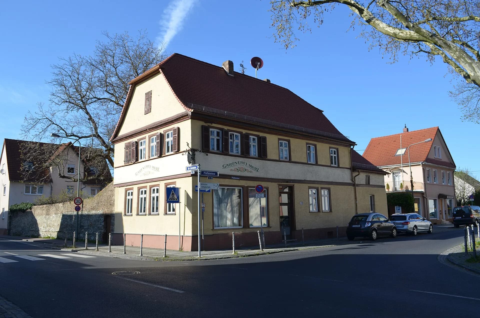 Eckhaus an der Pfaffenwiese in Frankfurt-Zeilsheim