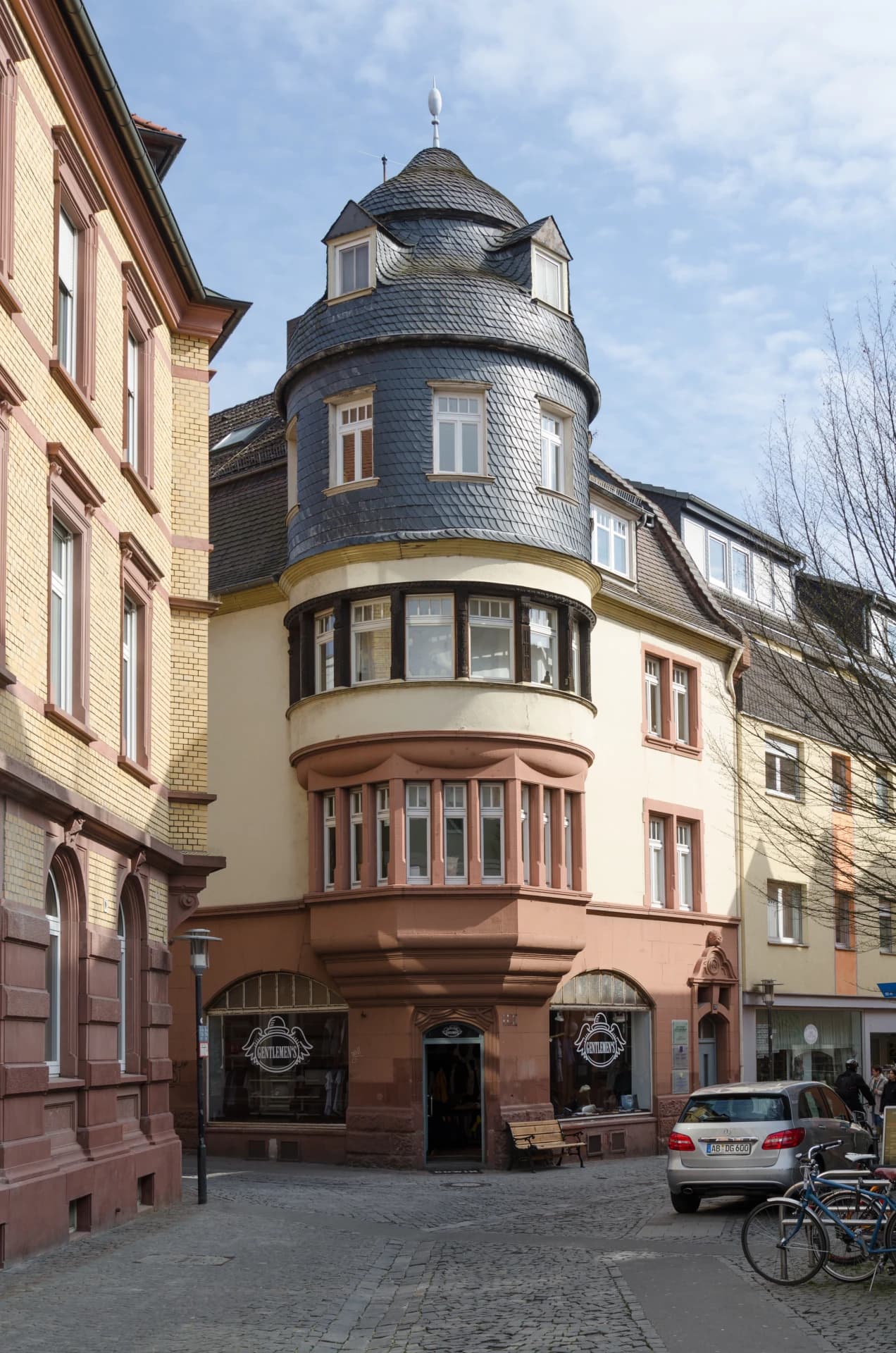Eckhaus mit Turmhaube am Roßmarkt in Aschaffenburg