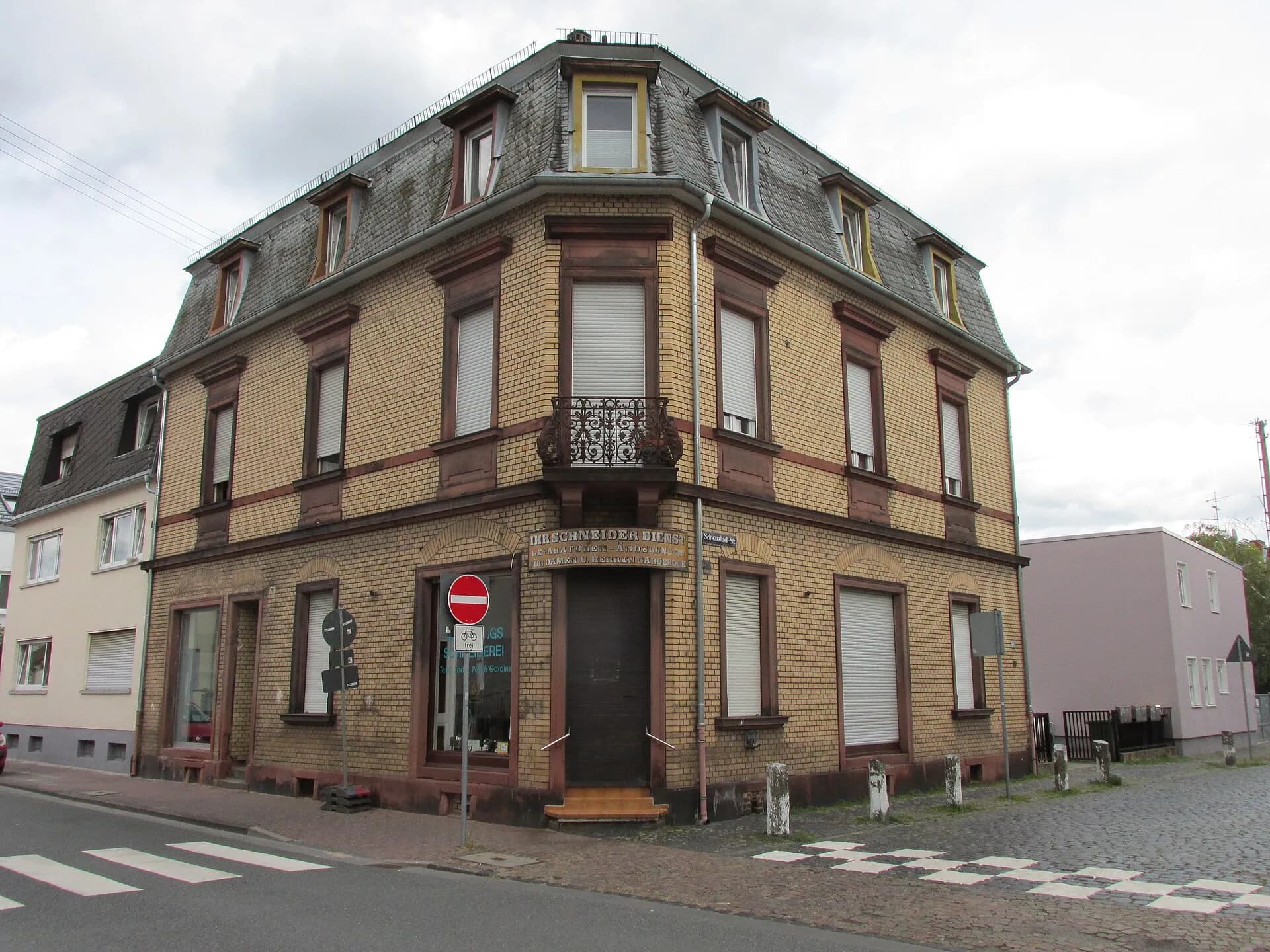 Gründerzeitliches Eckhaus an der Schwarzbachstraße in Frankfurt Schwanheim
