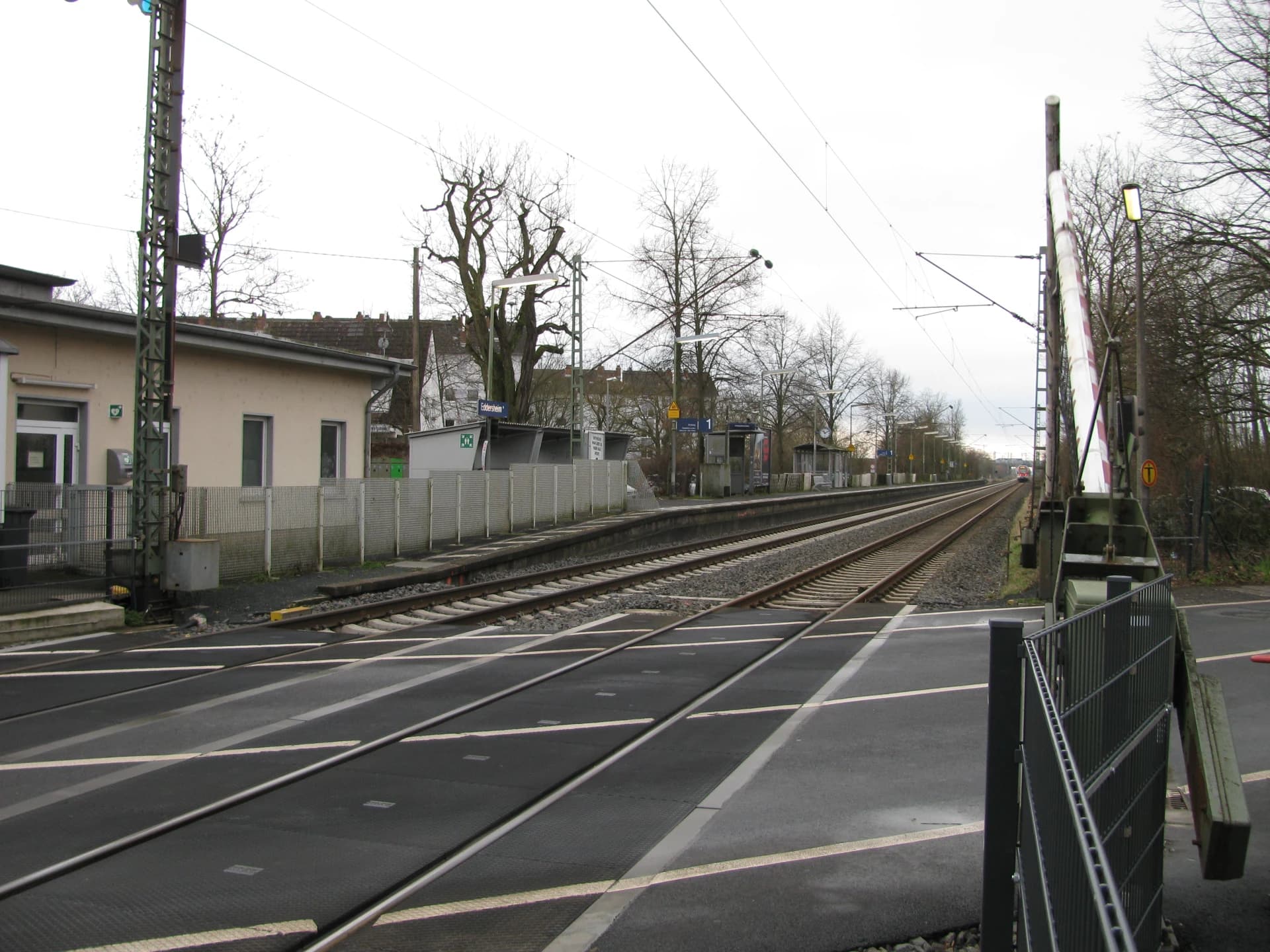 Bahnübergang am Bahnhof Eddersheim in Hattersheim am Main
