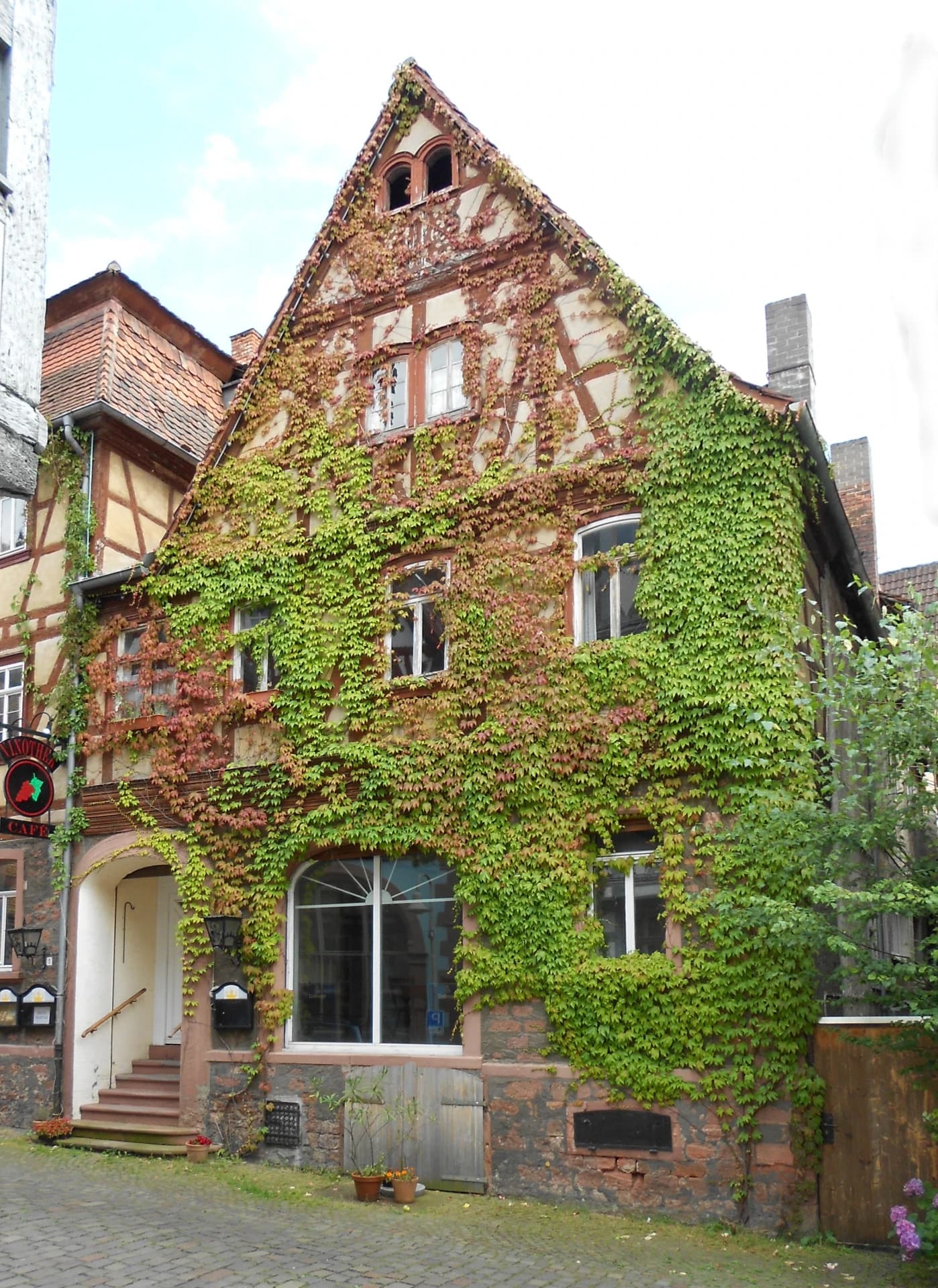 Efeubewachsenes Fachwerkhaus in der Altstadt von Klingenberg am Main
