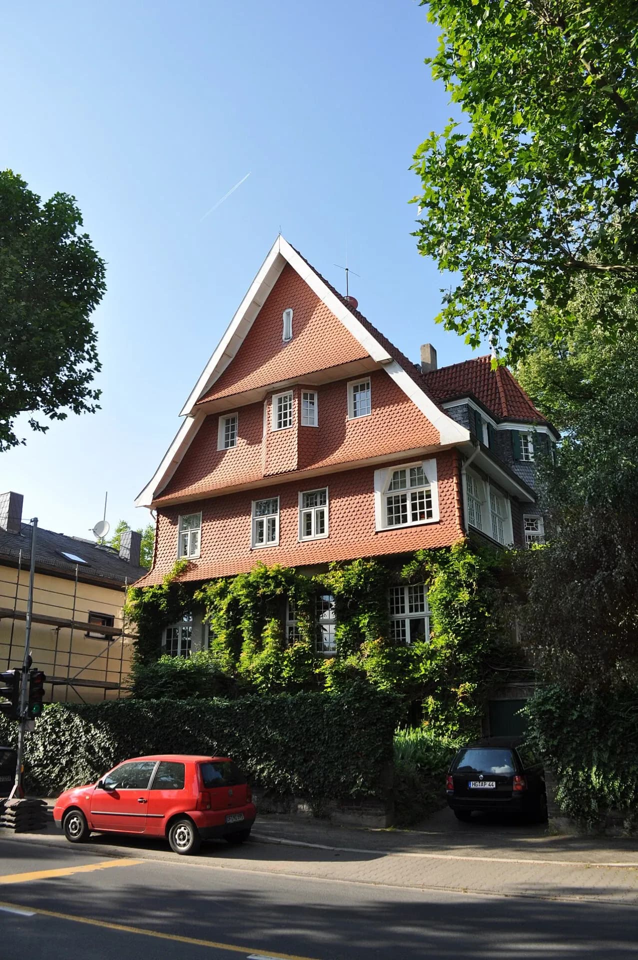 Efeubewachsenes Wohnhaus an der Frankfurter Landstraße in Bad Homburg-Gonzenheim