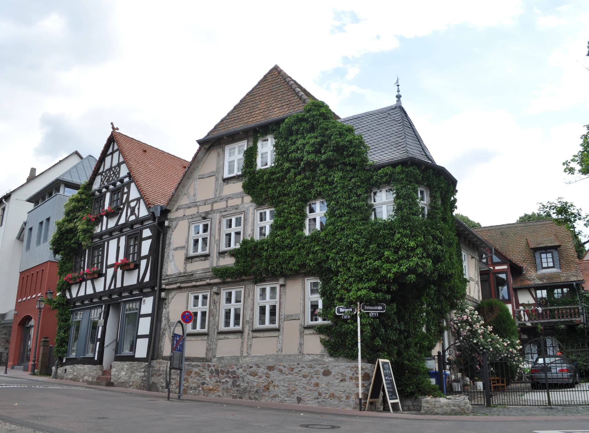 Efeubewachsenes Fachwerkhaus in der Obergasse in Bad Homburg