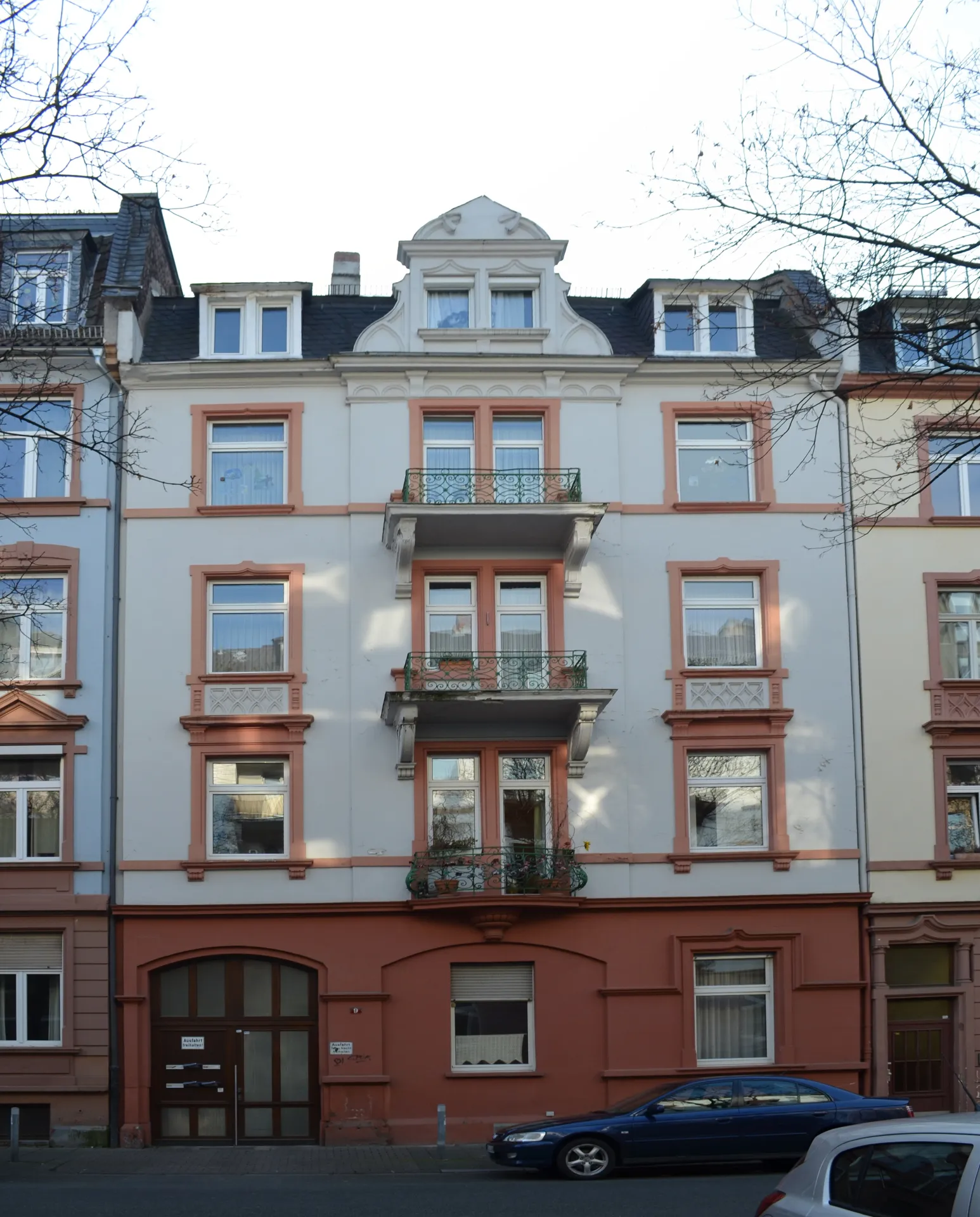 Altbau mit Balkonen an der Egenolffstraße im Frankfurter Nordend