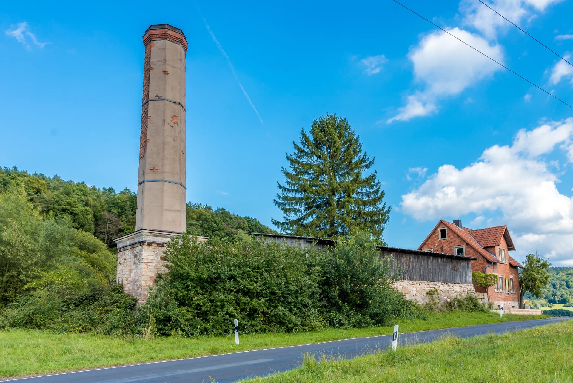 Schornstein der ehemaligen Ziegelei im Ortsteil Eichenberg in Sailauf