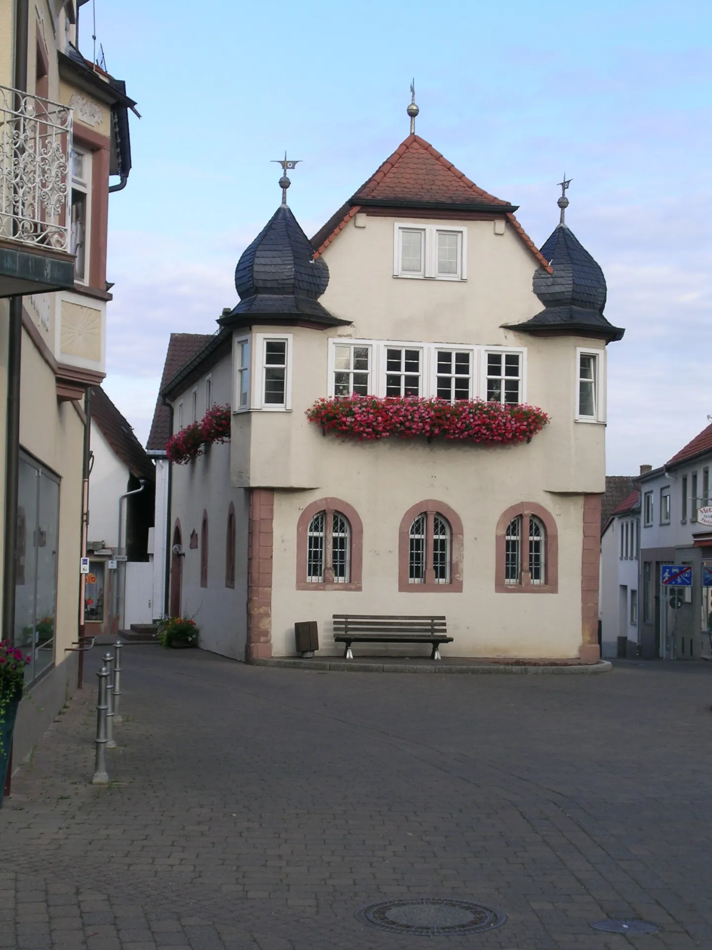 Ehemaliges Rathaus mit Ecktürmchen in Kleinwallstadt