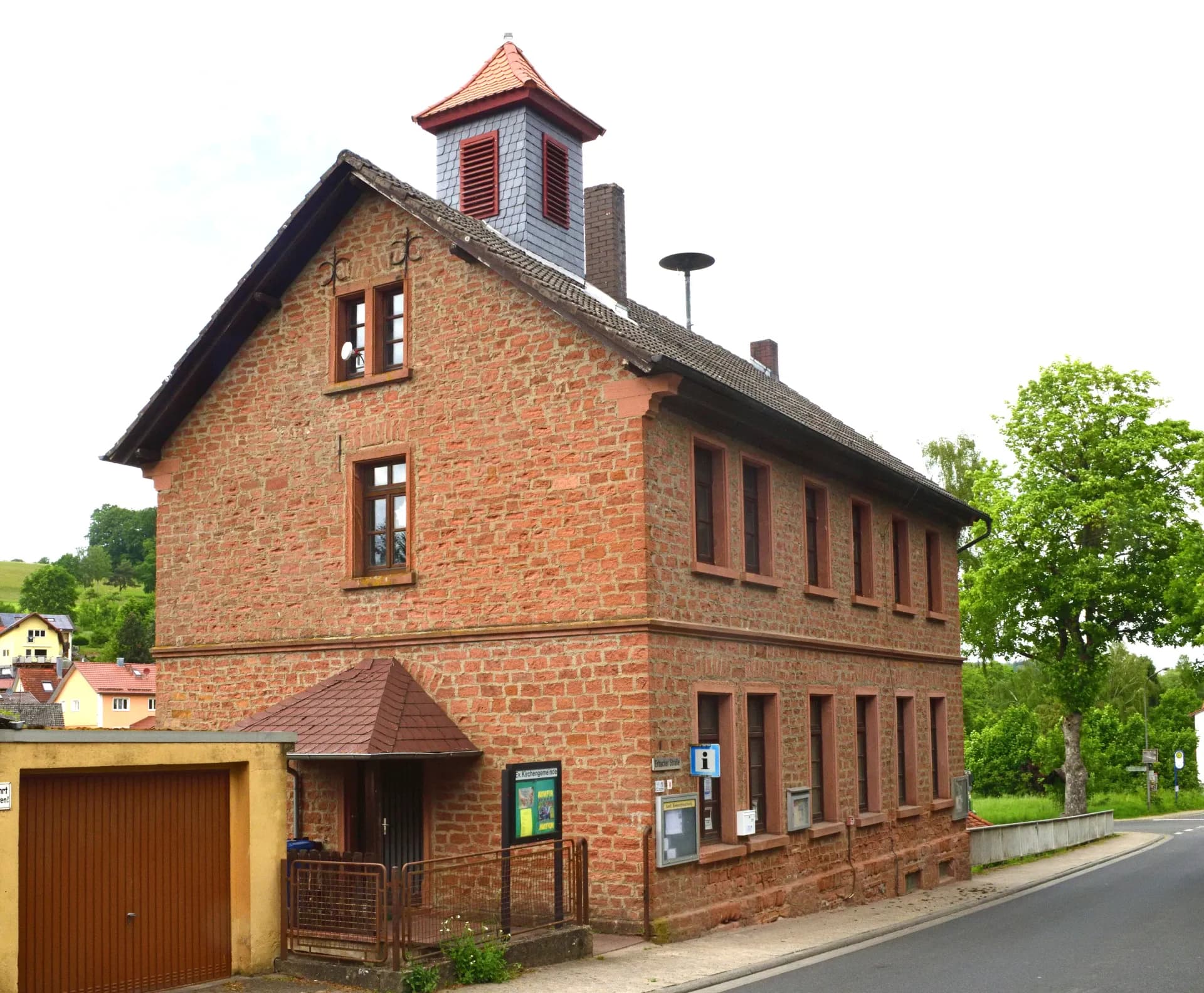 Ehemaliges Schulgebäude in der Erbacher Straße im Ortsteil Haingrund in Lützelbach