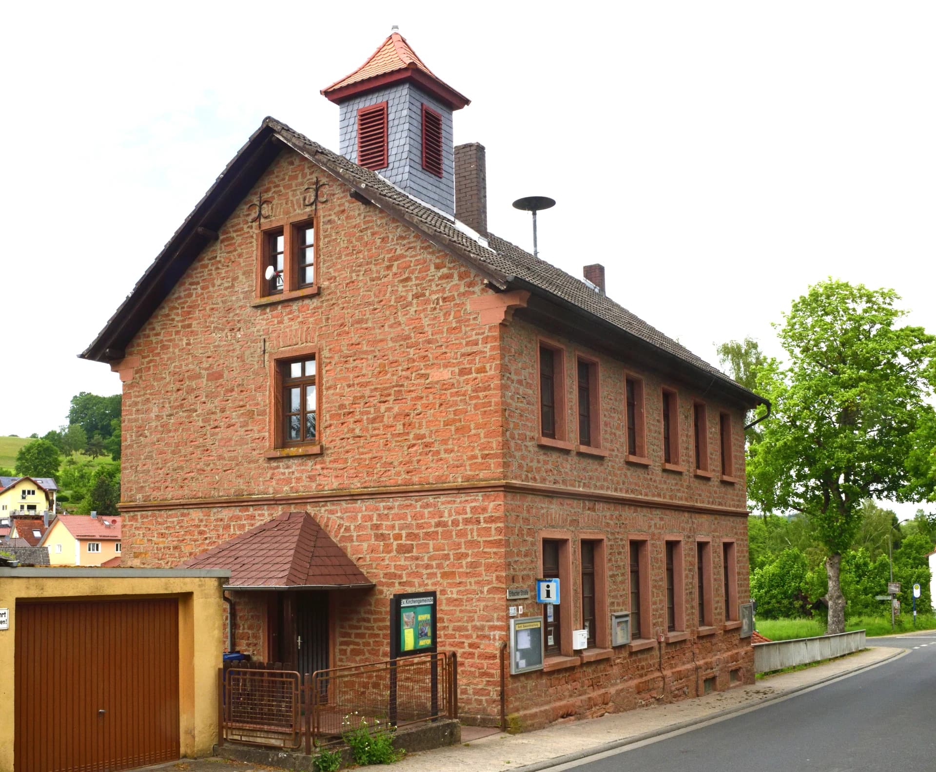 Ehemaliges Schulgebäude in der Erbacher Straße im Ortsteil Haingrund in Lützelbach