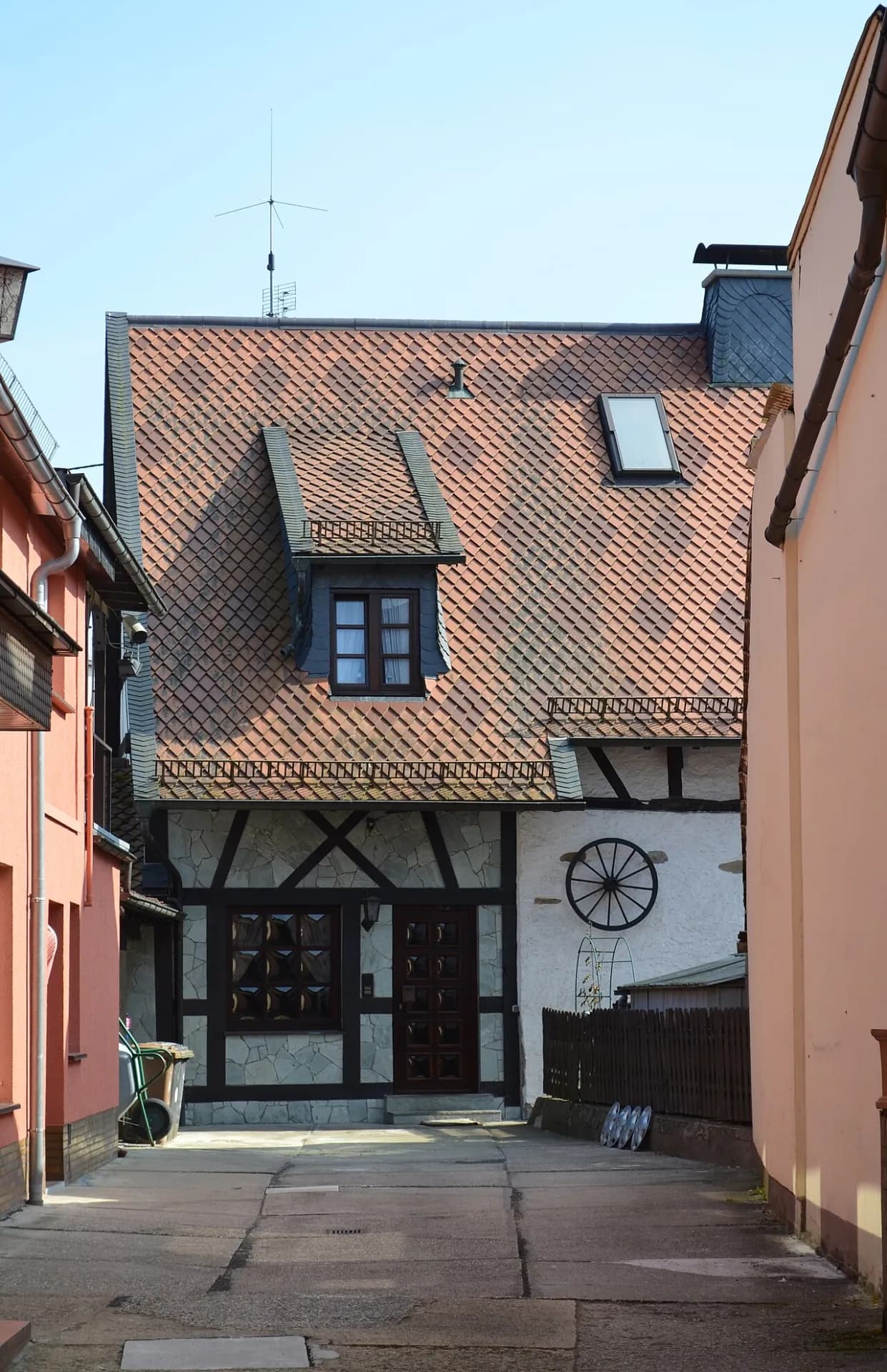 Hofanlage mit Fachwerkscheune in Eppstein-Ehlhalten