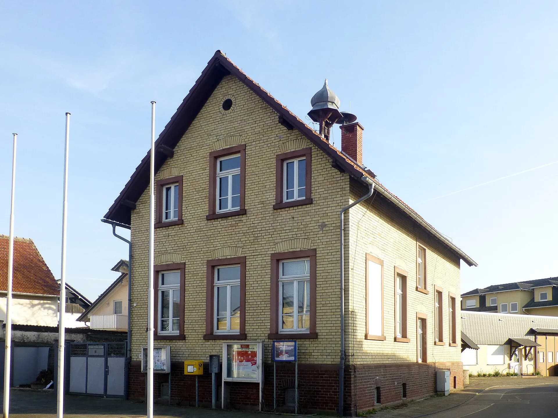 Gebäude mit Glockenturm in der Eicher Hauptstraße 10 in Eich in Pfungstadt