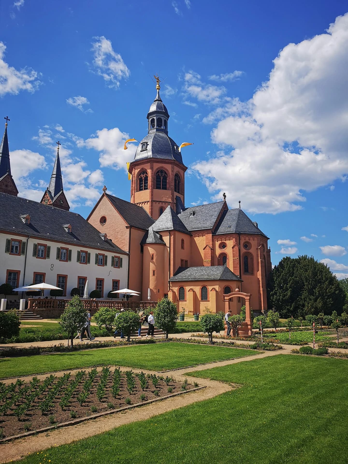 Einhardbasilika St. Marcellinus und Petrus vom Klostergarten in Seligenstadt