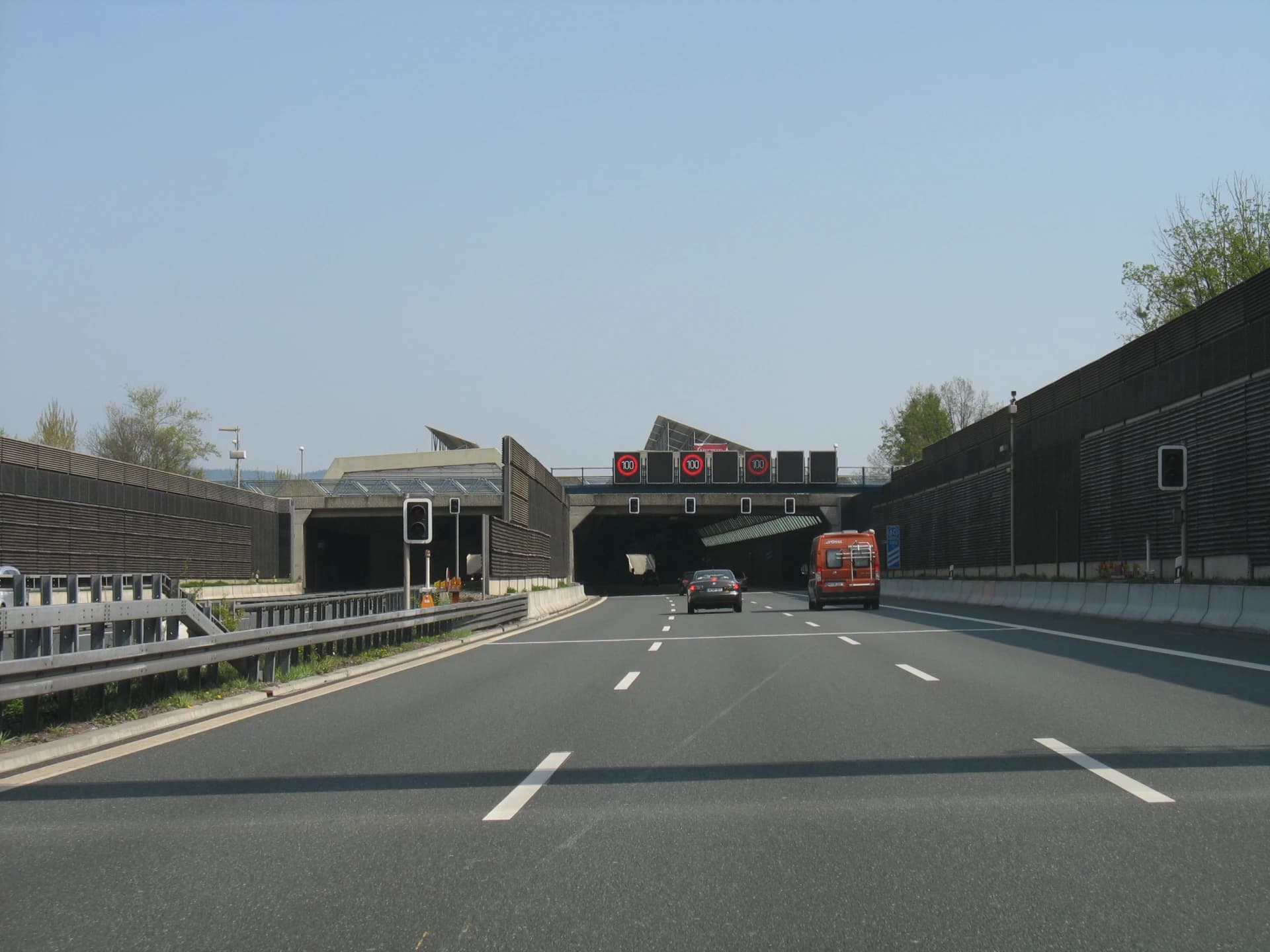 Fahrbahn der A3 vor der Einhausung bei Hösbach