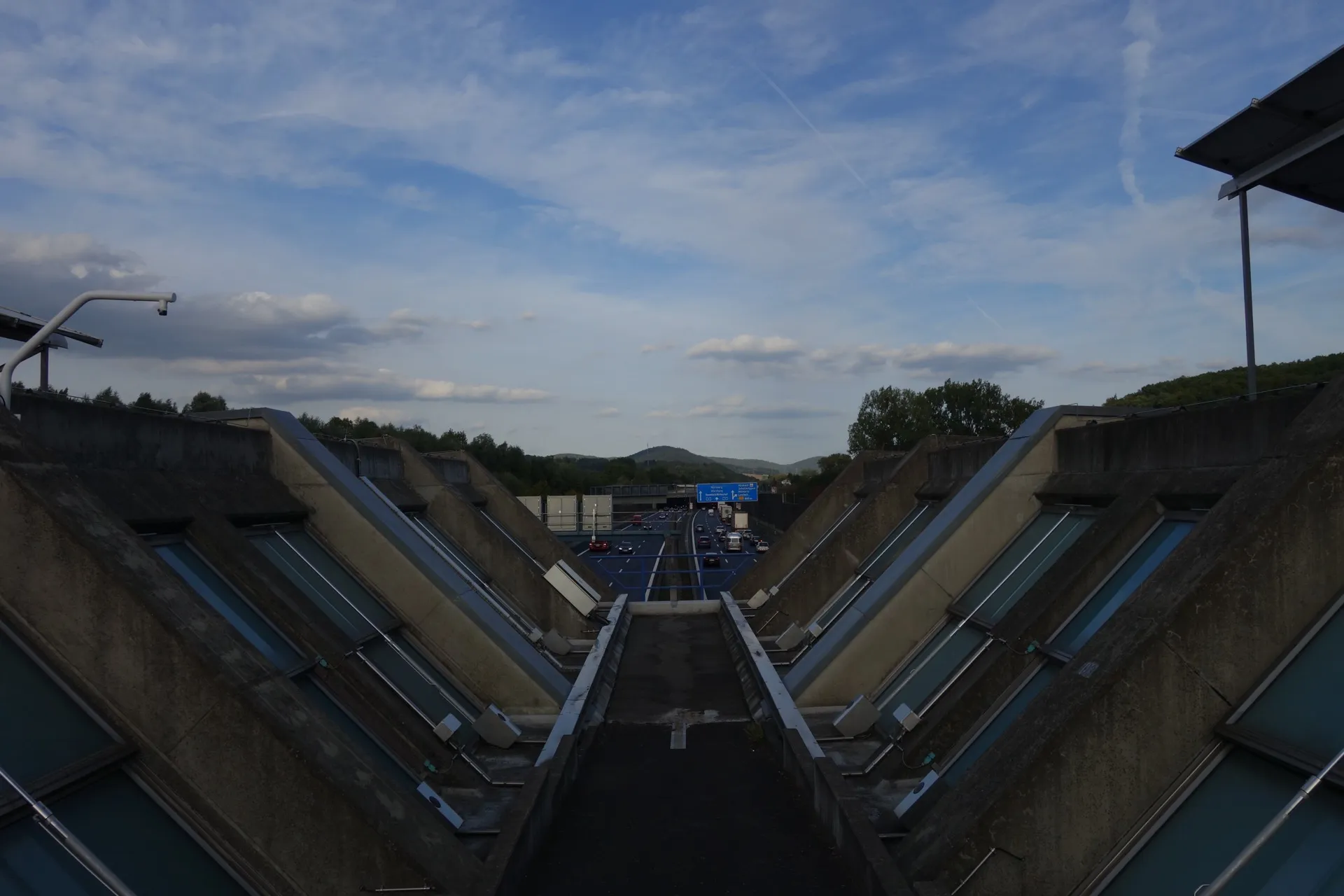 Autobahn A3 mit Einhausung bei Hösbach vor der Spessart-Kulisse
