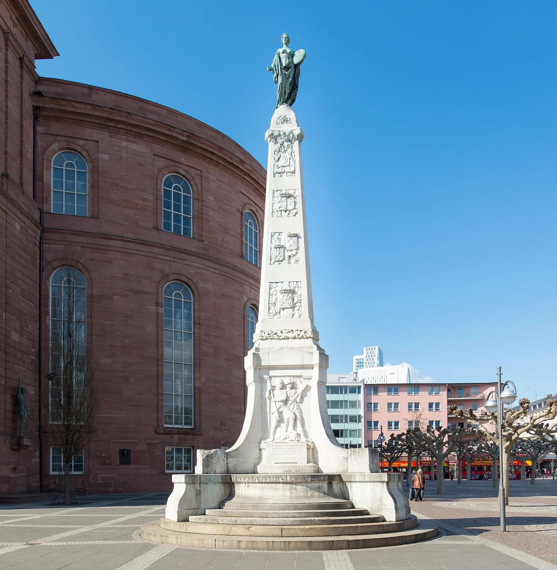 Einheitsdenkmal vor der Paulskirche in Frankfurt