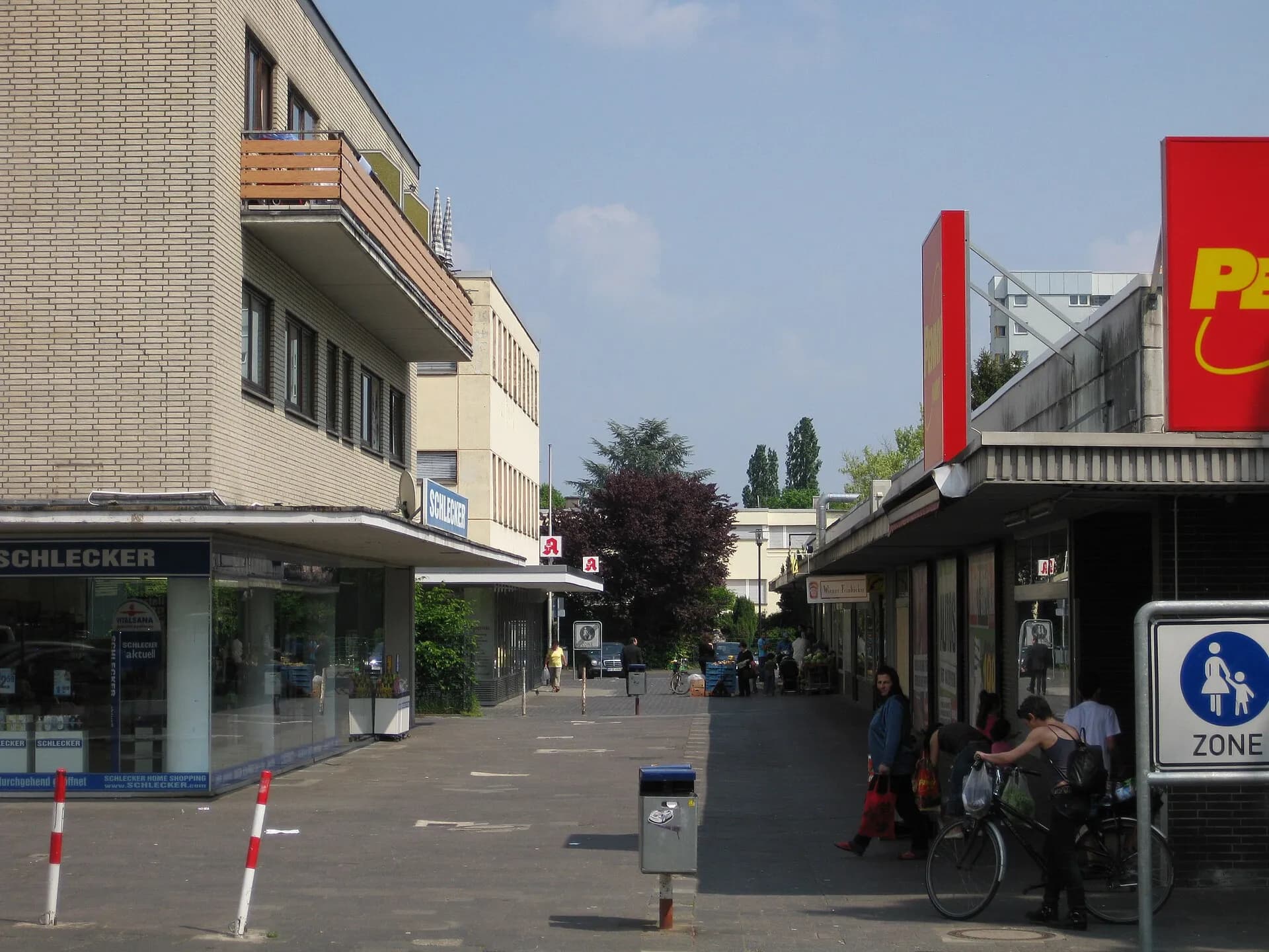 Ladenzeile am Einkaufszentrum in Offenbach-Lauterborn