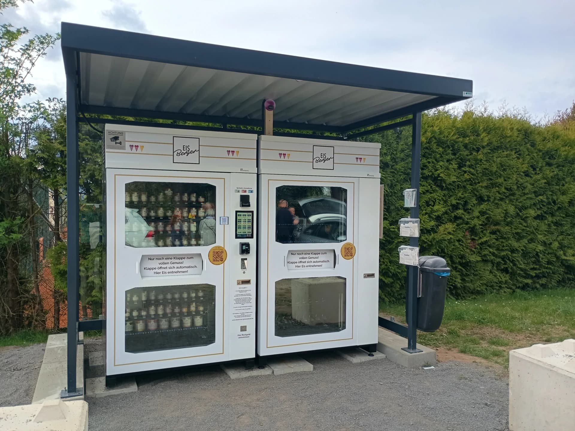 Überdachter Eisautomat in Niedernberg