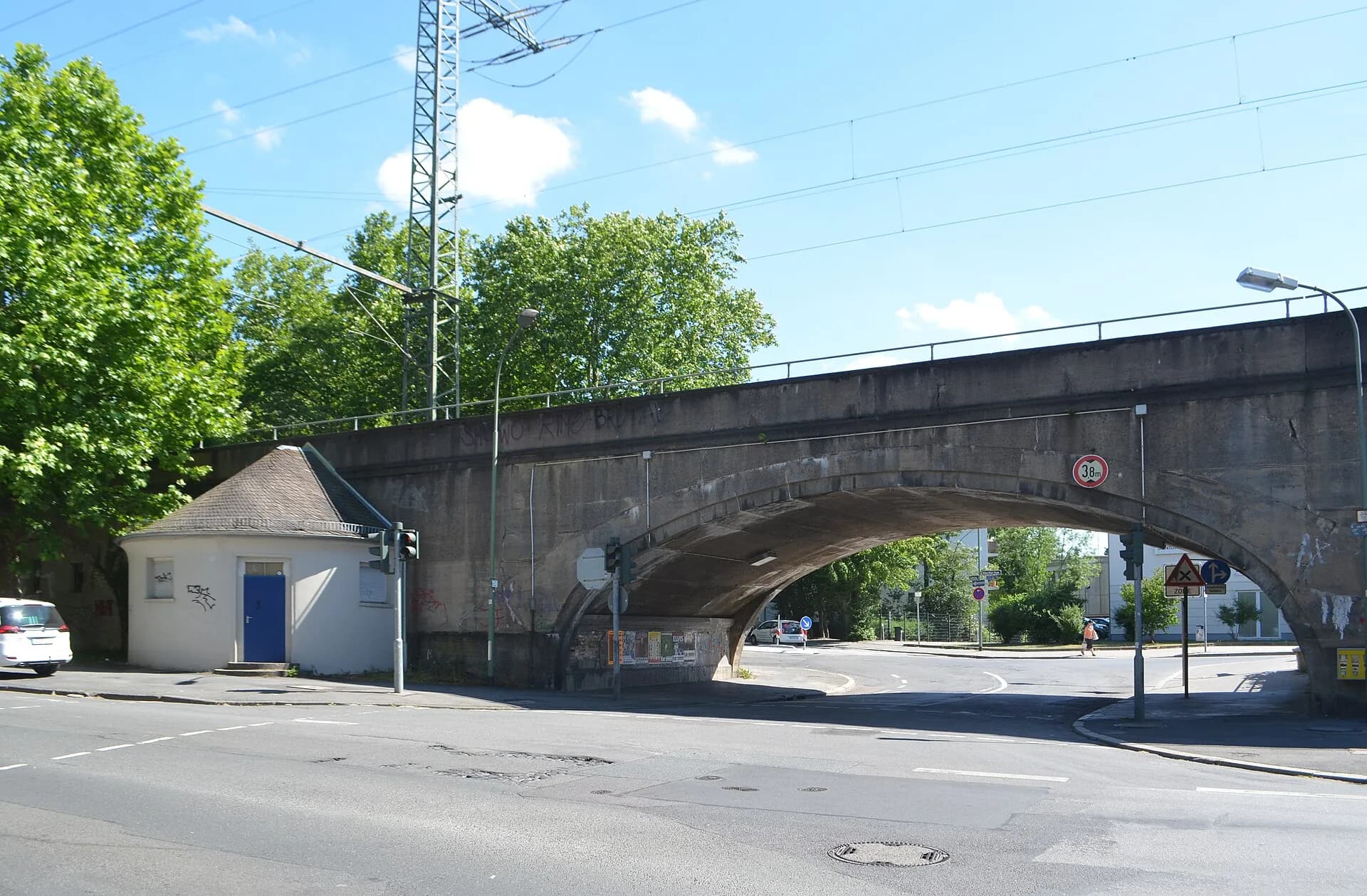 Eisenbahnbrücke über den Dreieichring in Offenbach-Westend