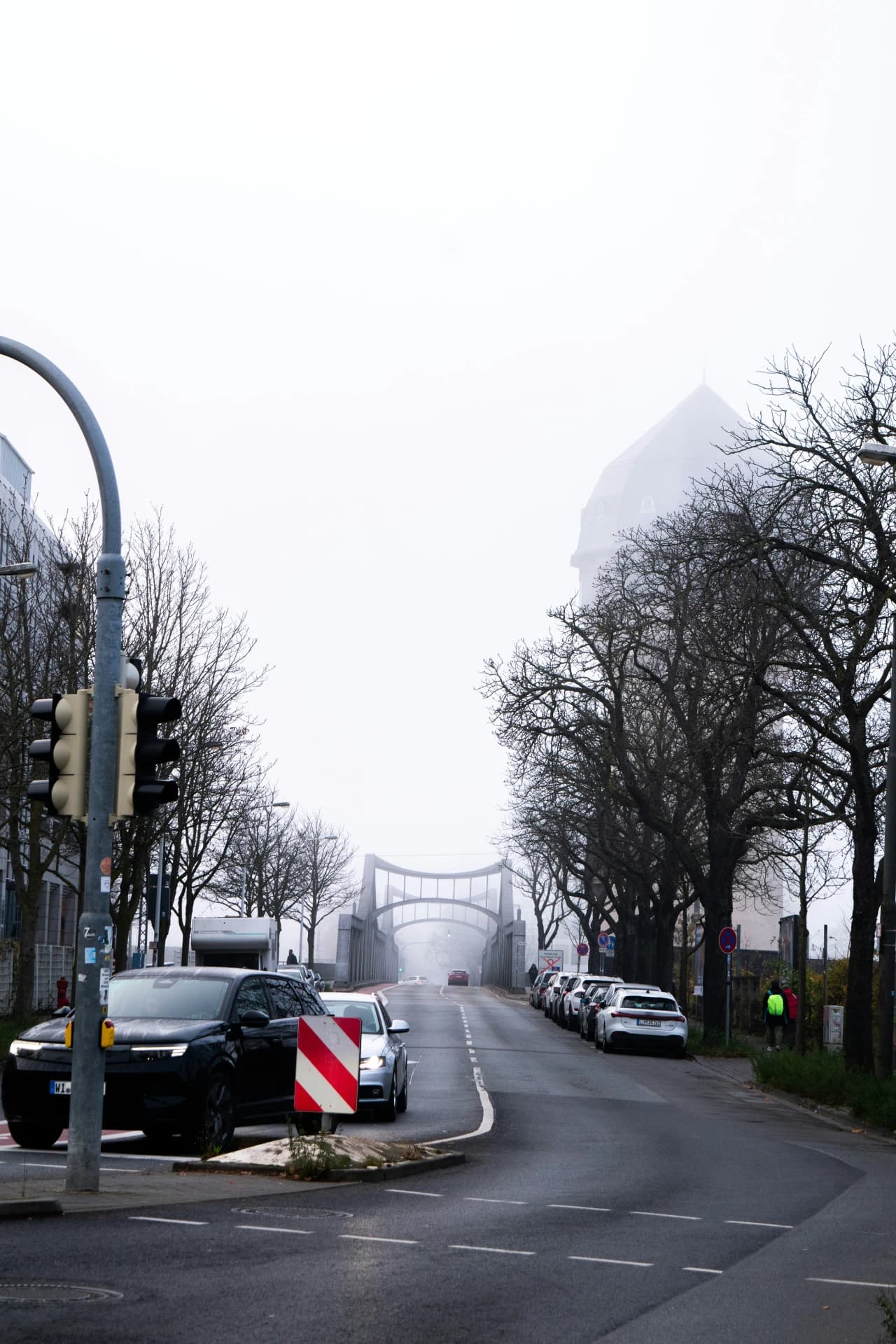 Eisenbahnbrücke im Nebel in Darmstadt