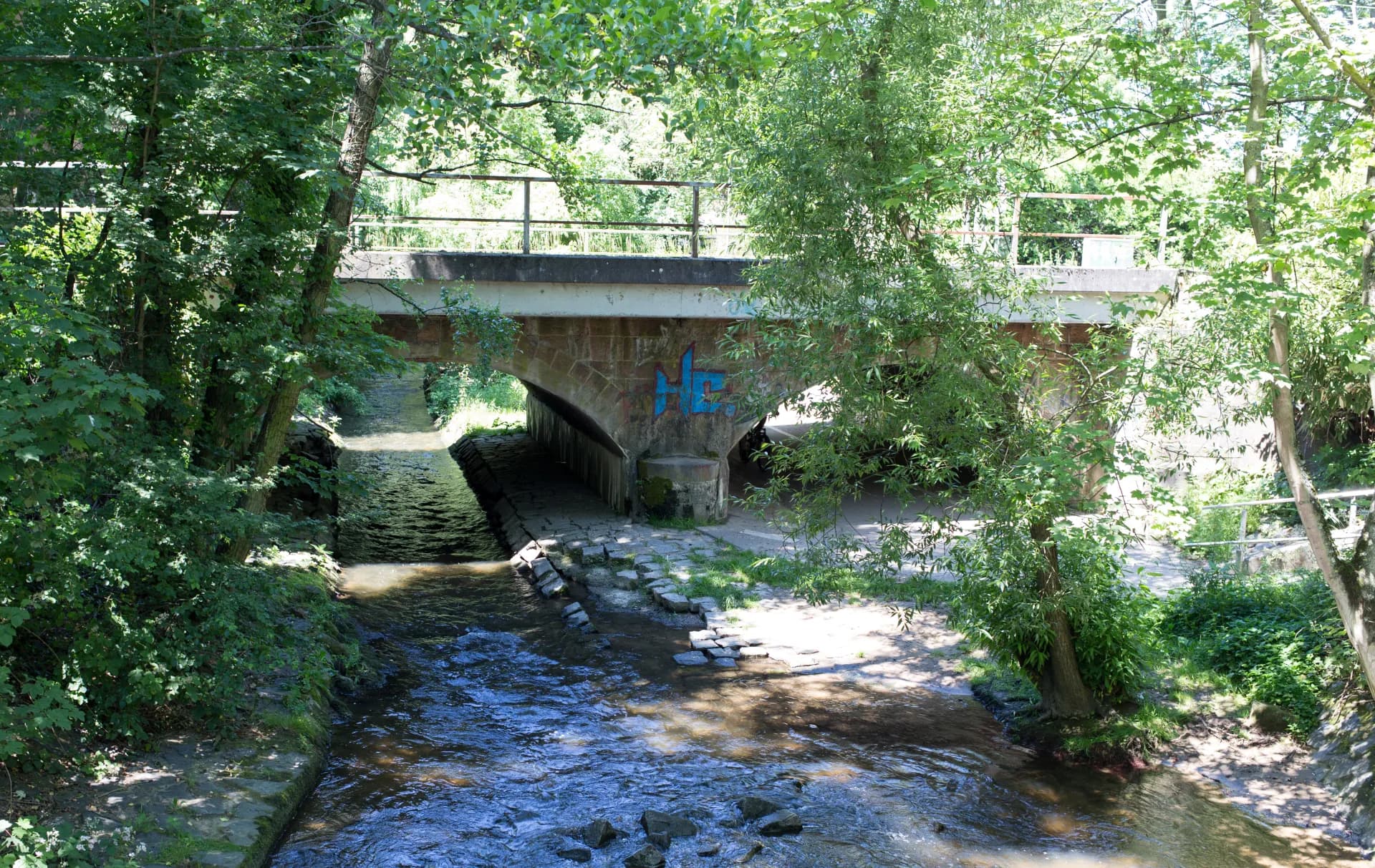 Eisenbahnbrücke über den Schwarzbach in Hattersheim am Main