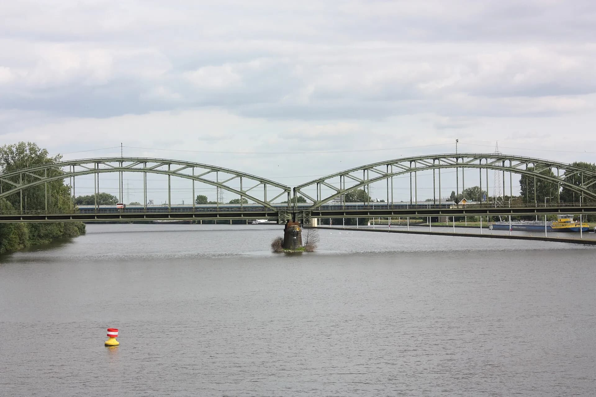 Eisenbahnbrücke über den Main vom Ufer aus bei Hochheim am Main