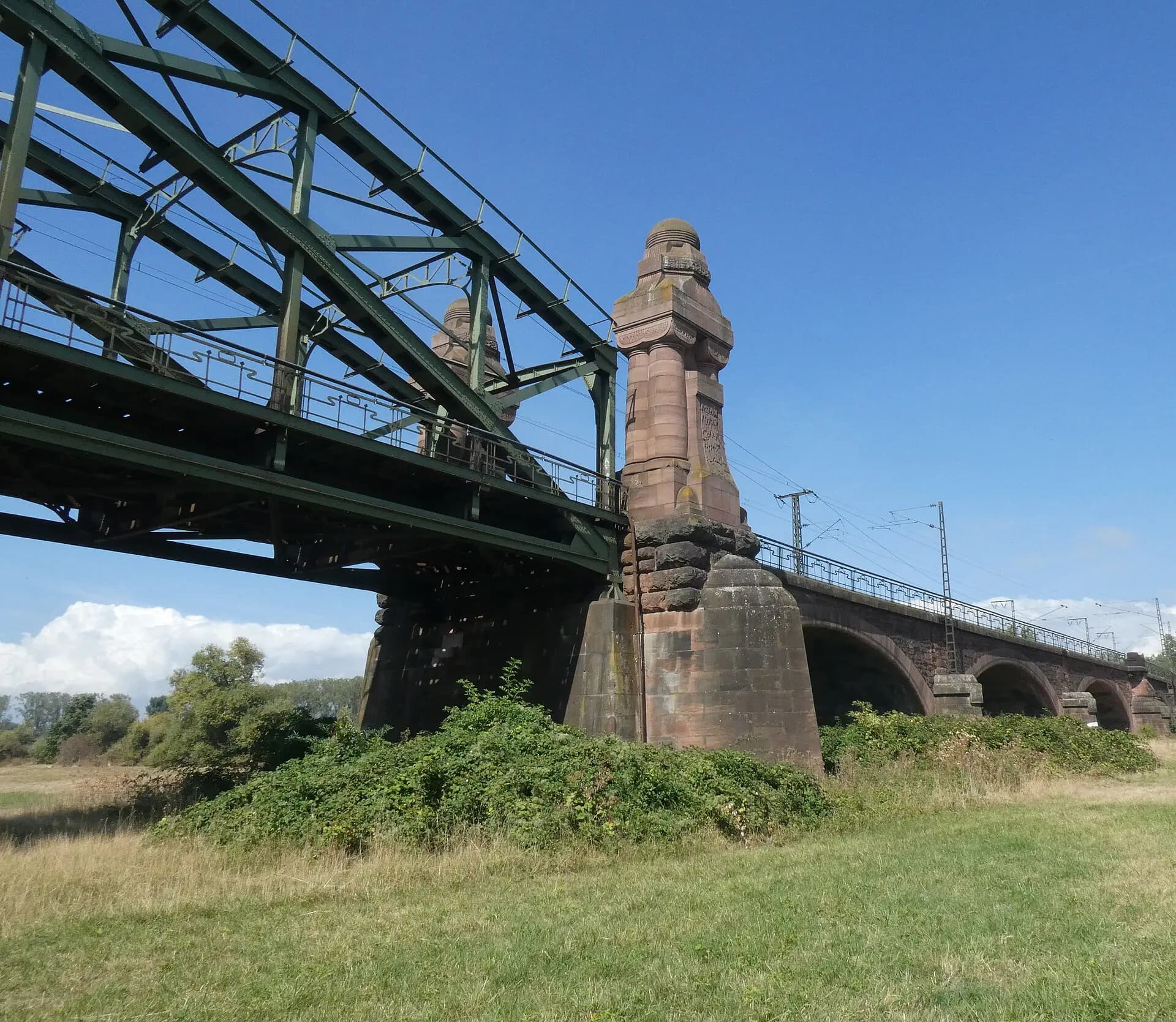 Eisenbahnbrücke über den Main bei Hochheim am Main