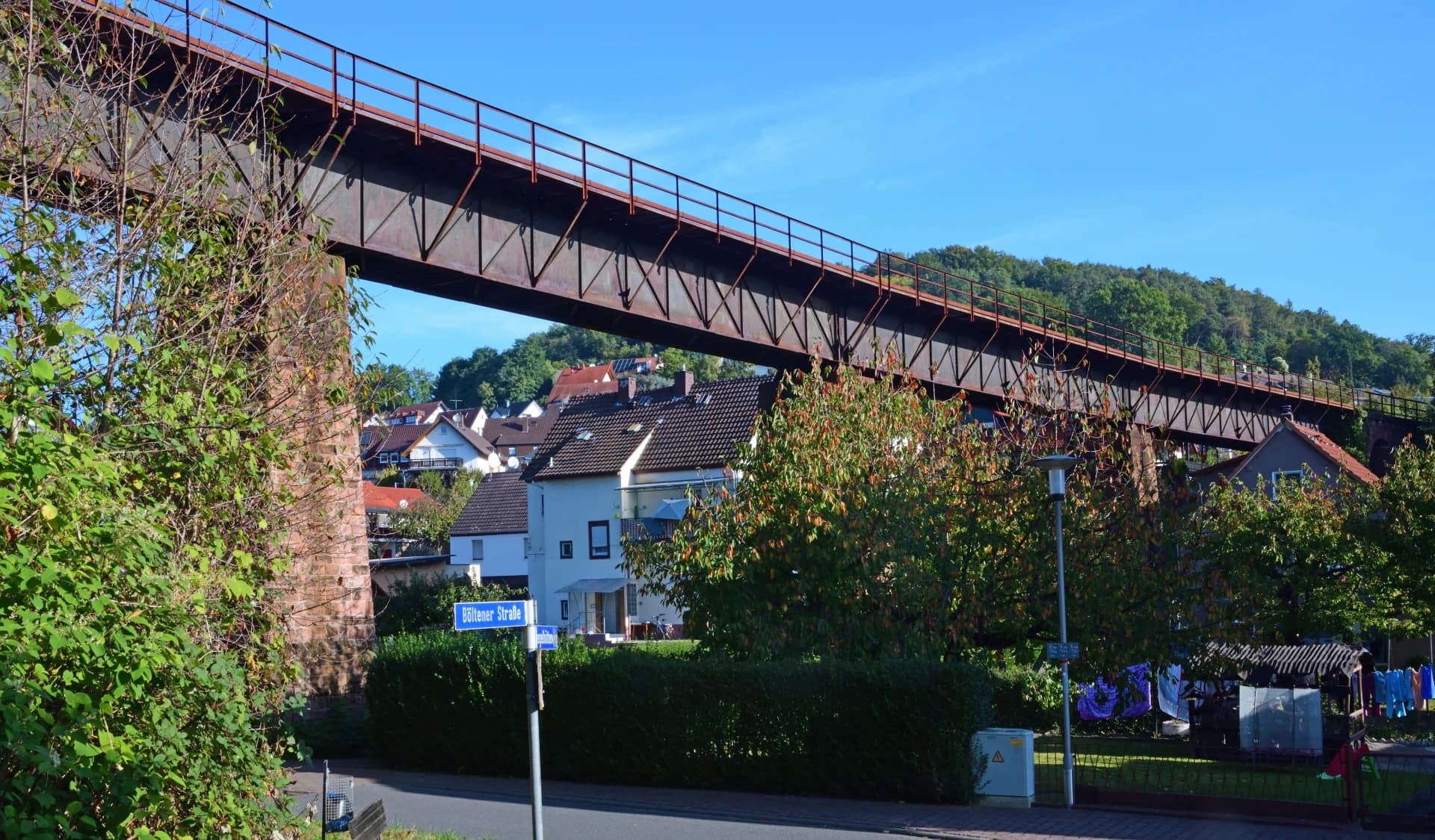 Eisenbahnbrücke über die Böllener Straße in Höchst im Odenwald
