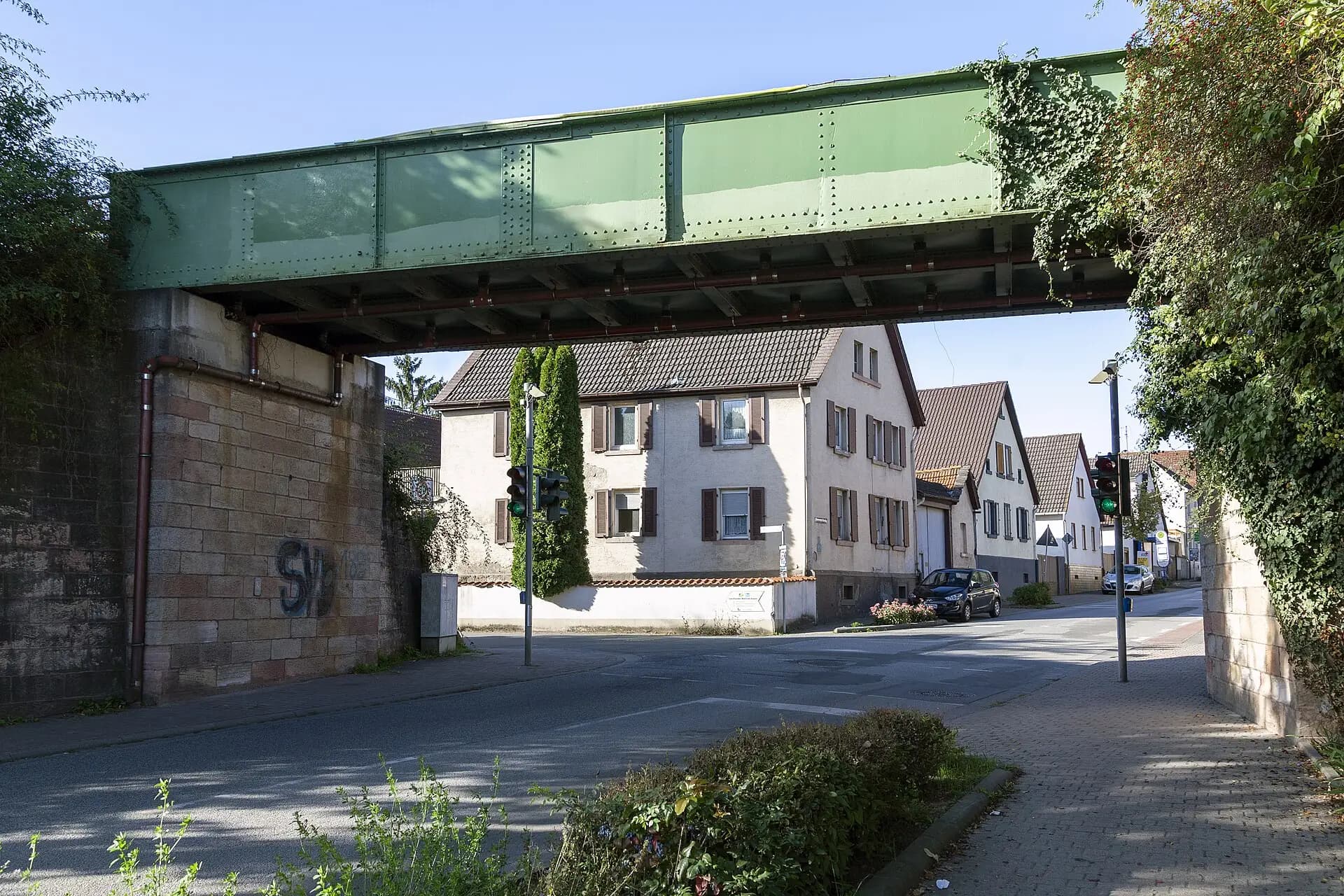 Eisenbahnbrücke über die Straße in Roßdorf