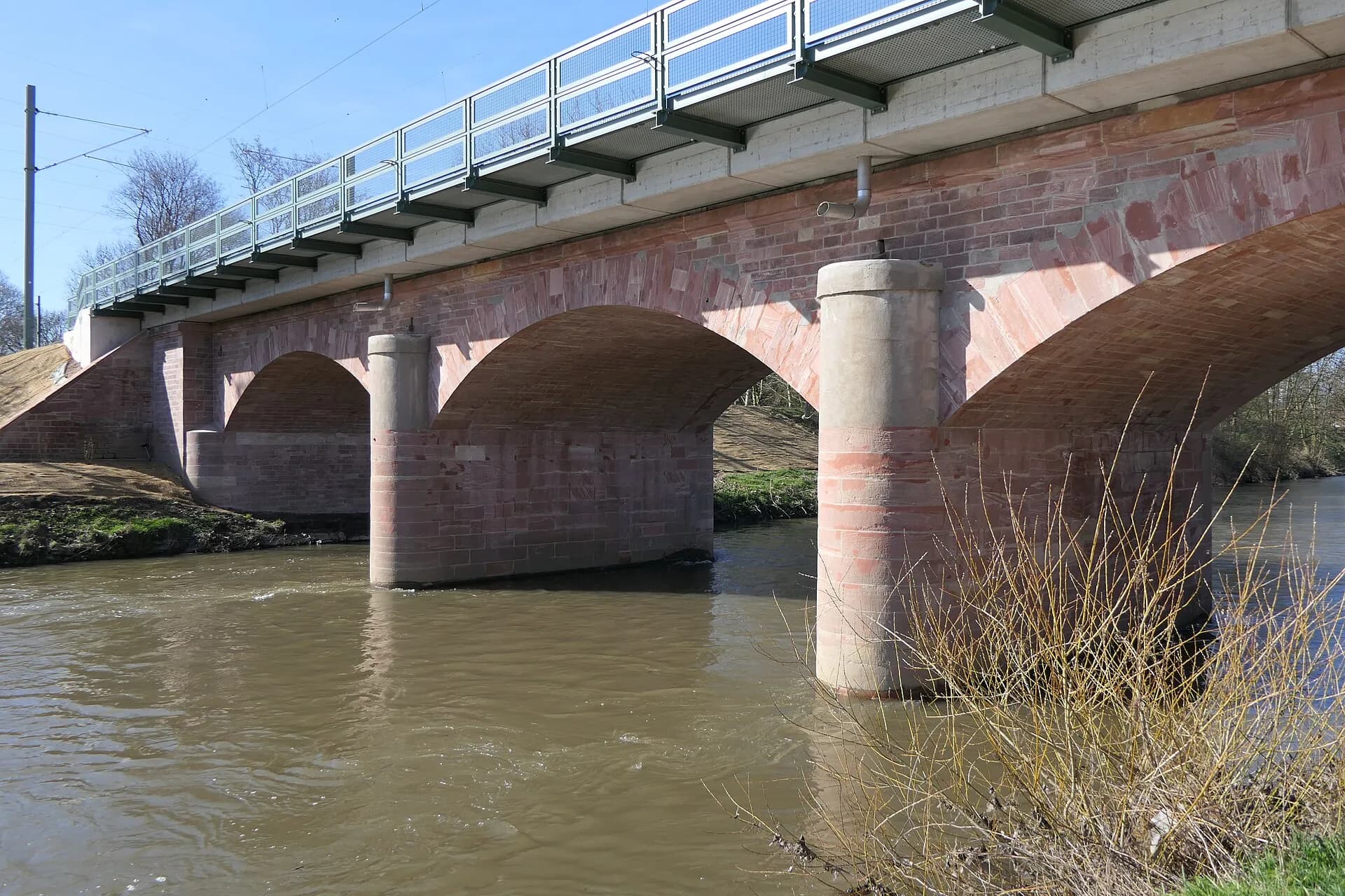 Eisenbahnbrücke über die Nidda in Frankfurt-Nied