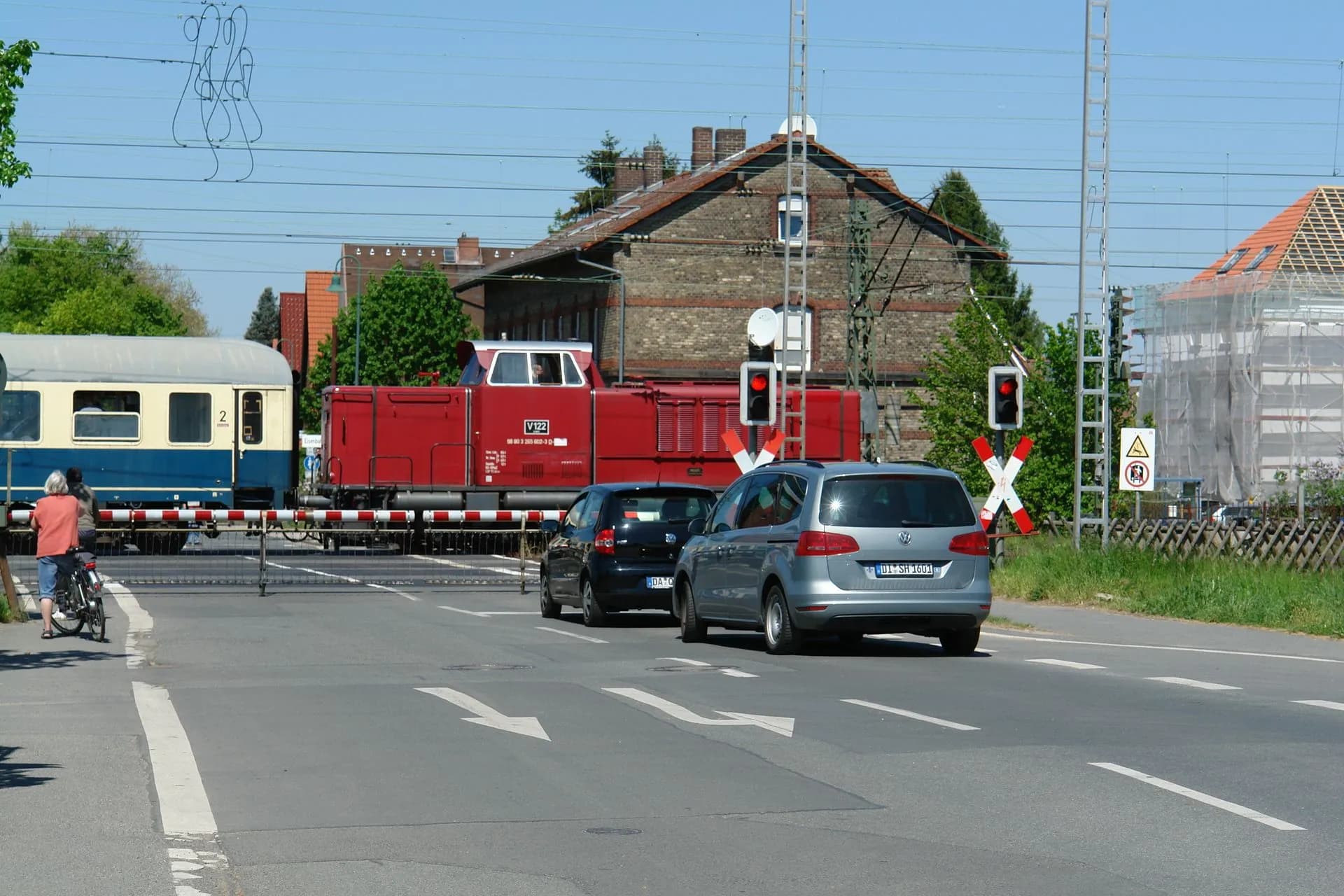 Museumszug am Bahnübergang in Darmstadt-Kranichstein