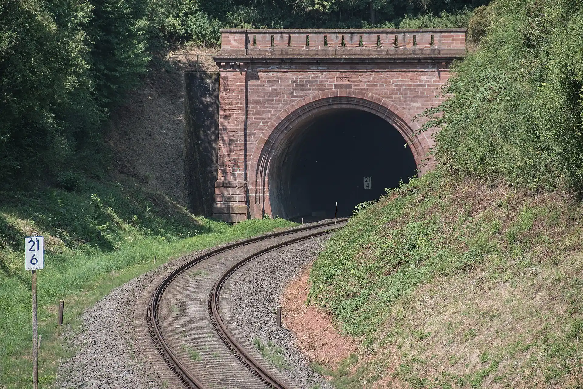 Tunnelportal der Odenwaldbahn in Reinheim