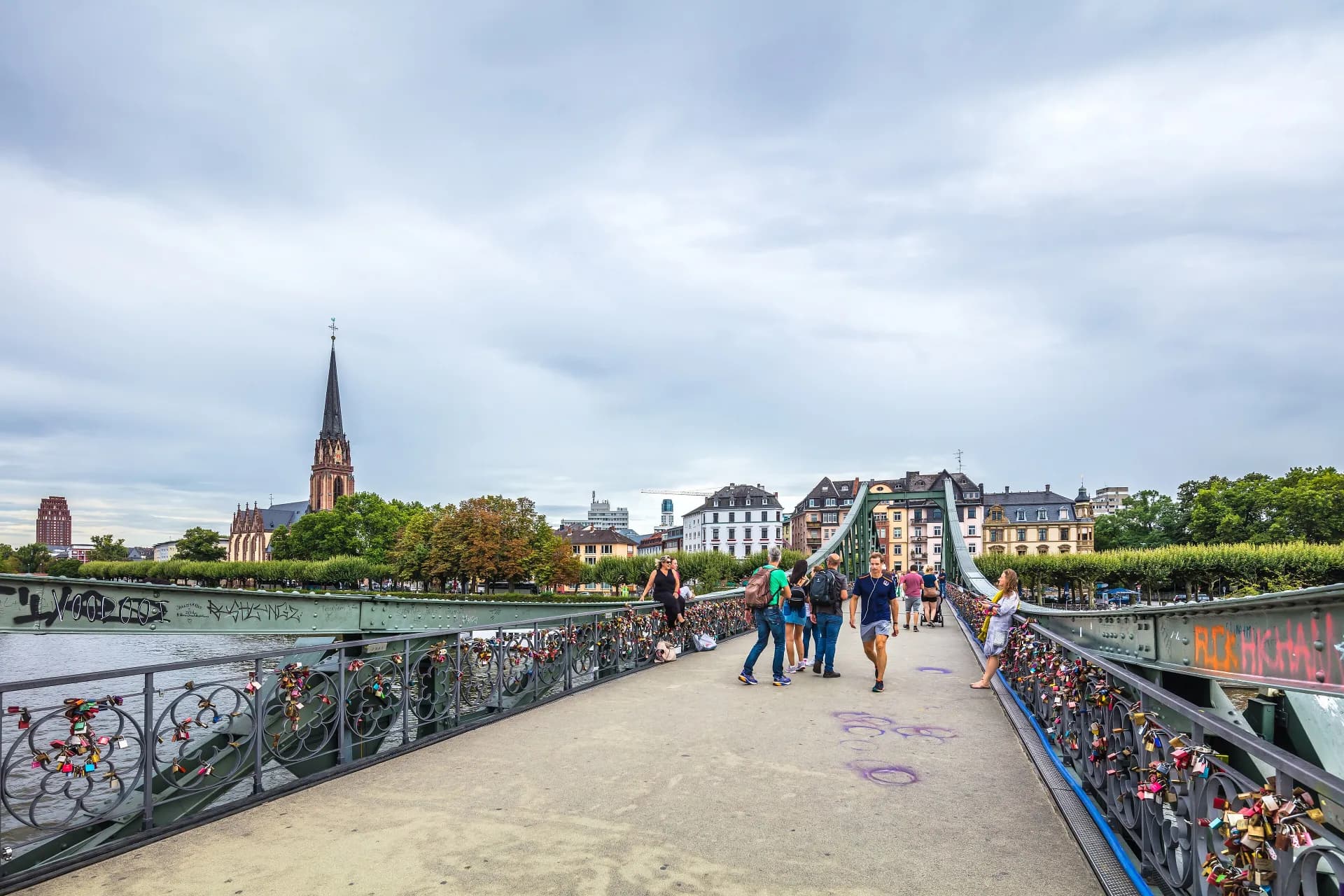Liebesschlösser am Eisernen Steg in der Frankfurter Altstadt