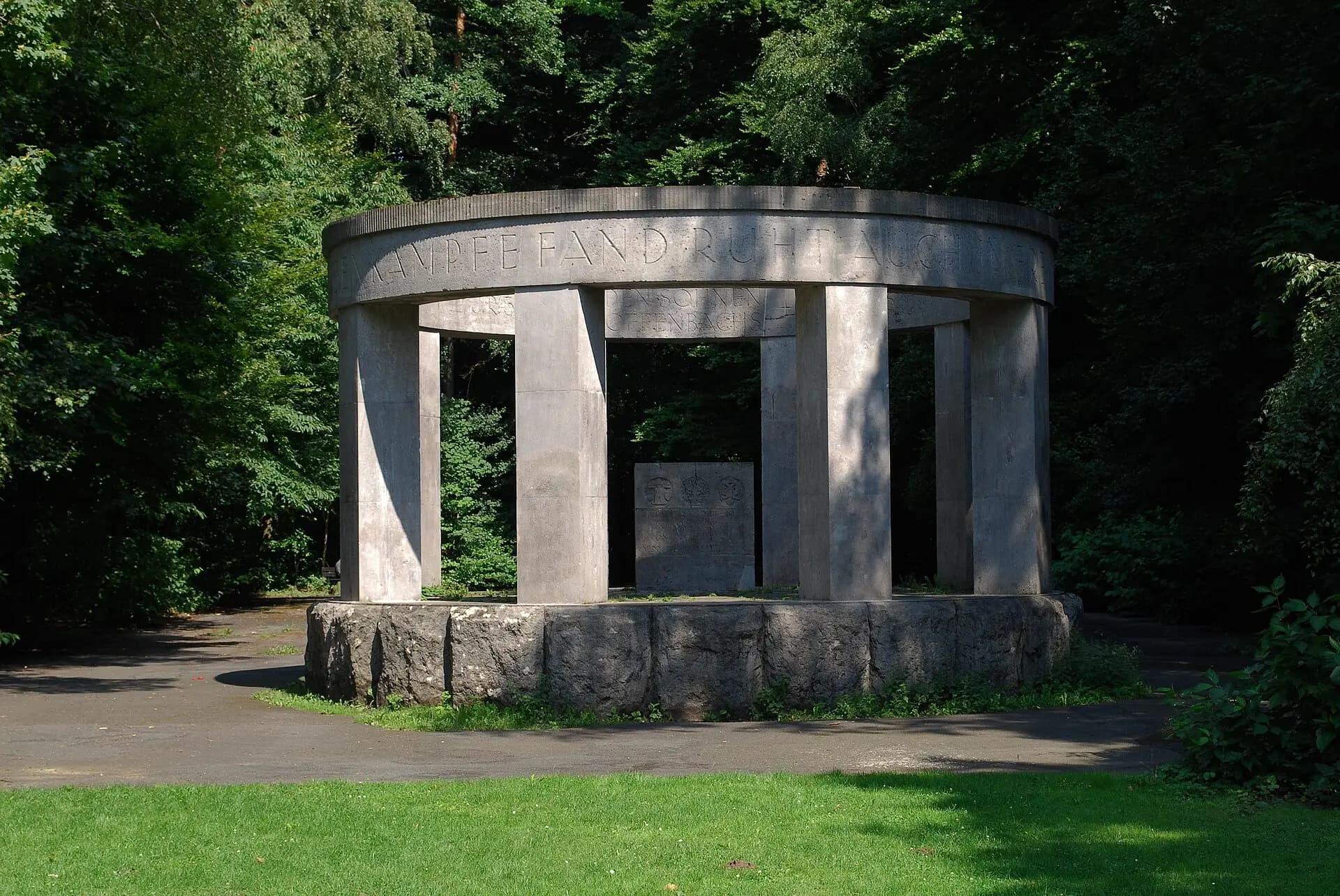 Monopteros im Leonhard-Eißnert-Park am Bieberer Berg in Offenbach