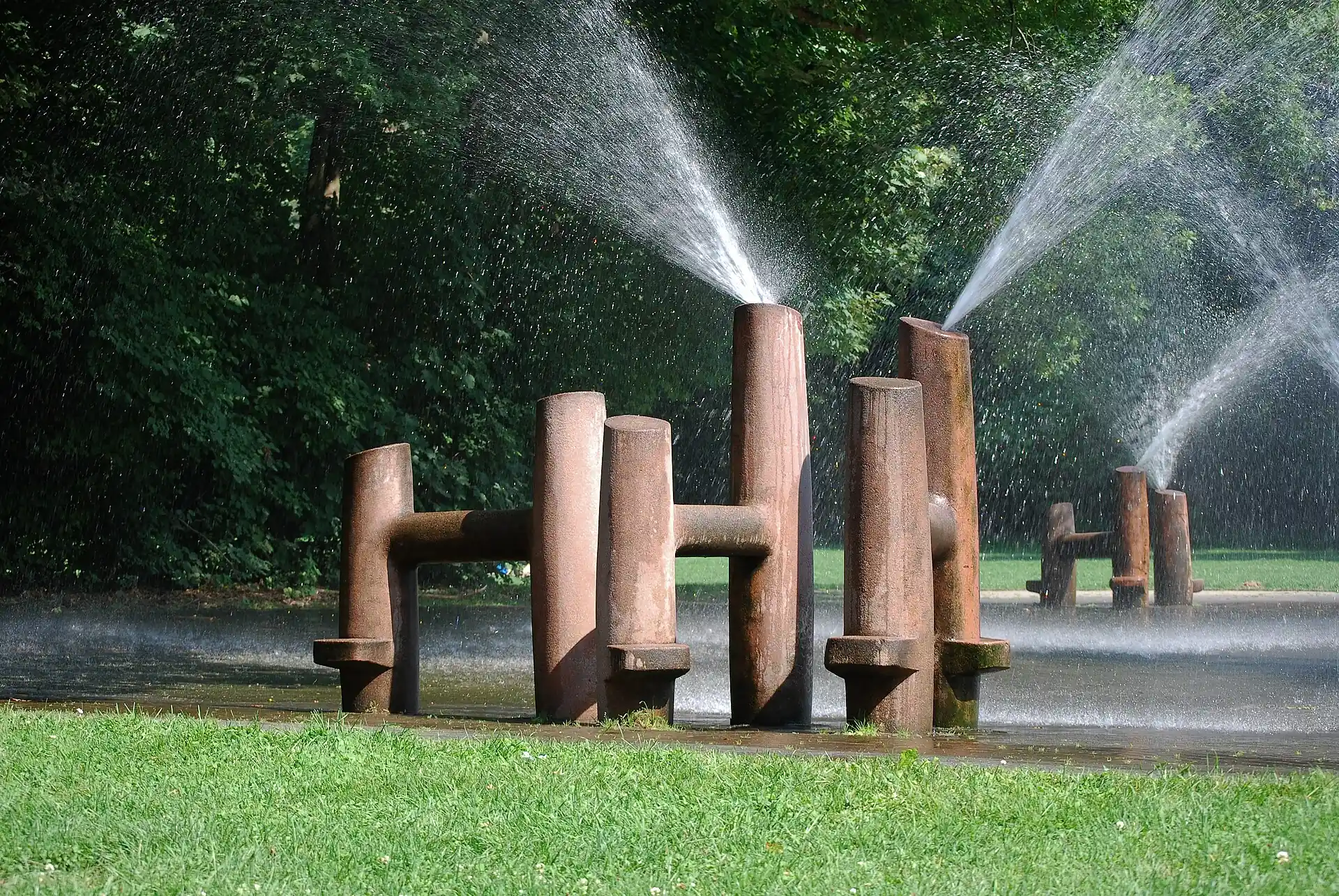 Wasserspiel-Skulptur im Leonhard-Eißnert-Park am Bieberer Berg in Offenbach