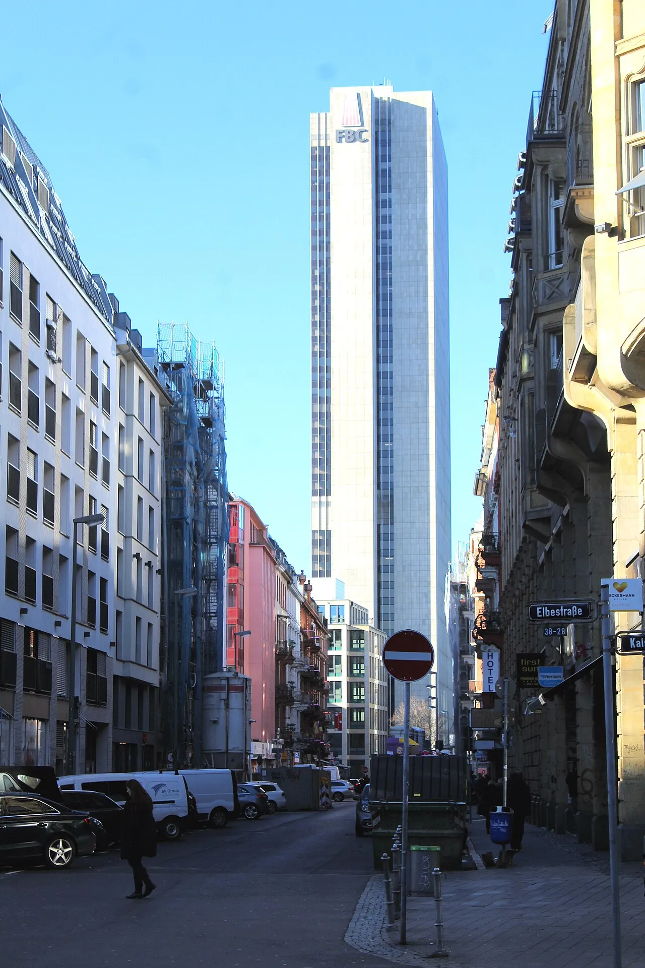 Elbestraße mit Blick auf ein Hochhaus im Frankfurter Bahnhofsviertel
