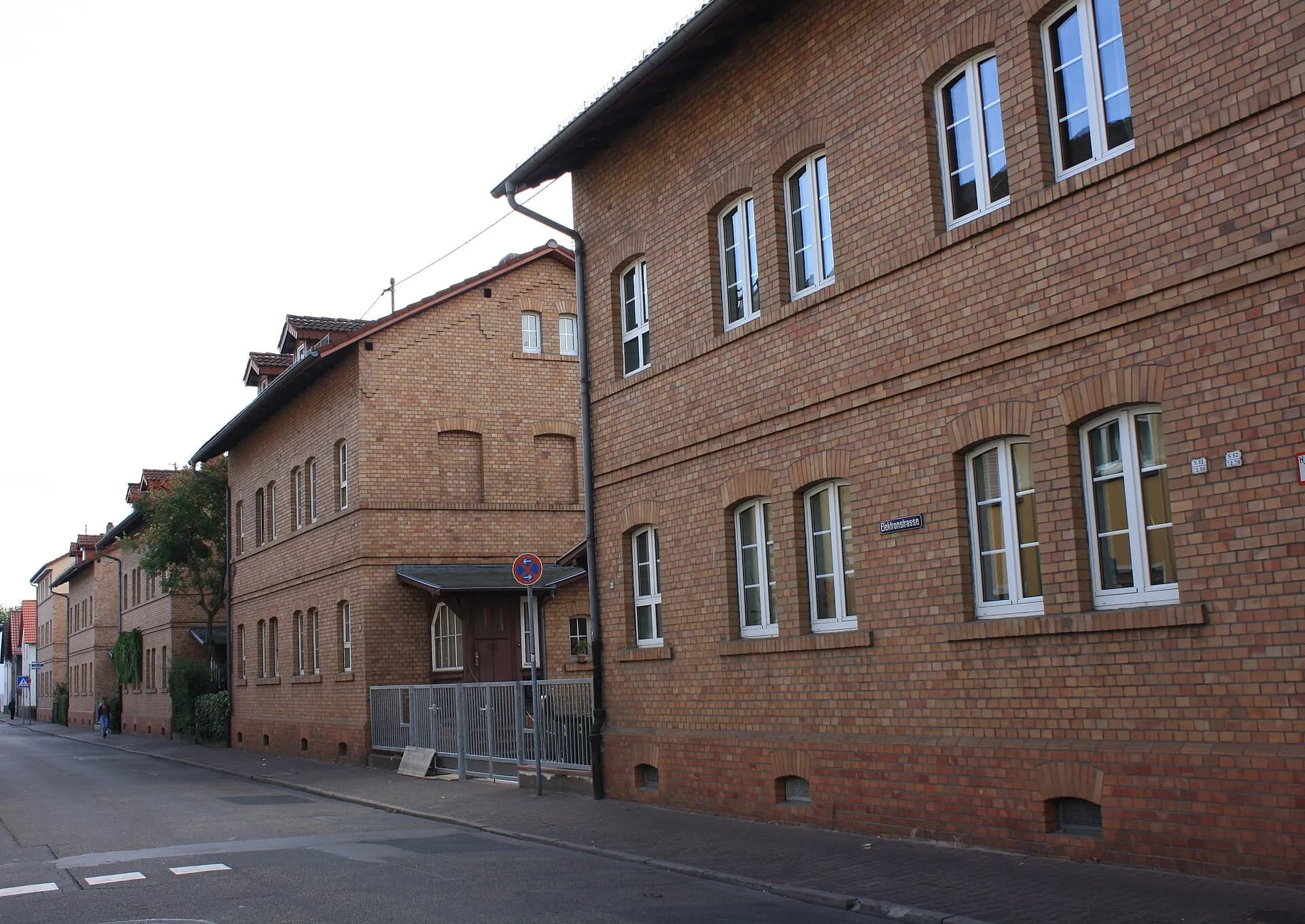 Backsteinhäuser der Werkssiedlung in der Elektronstraße in Frankfurt Griesheim