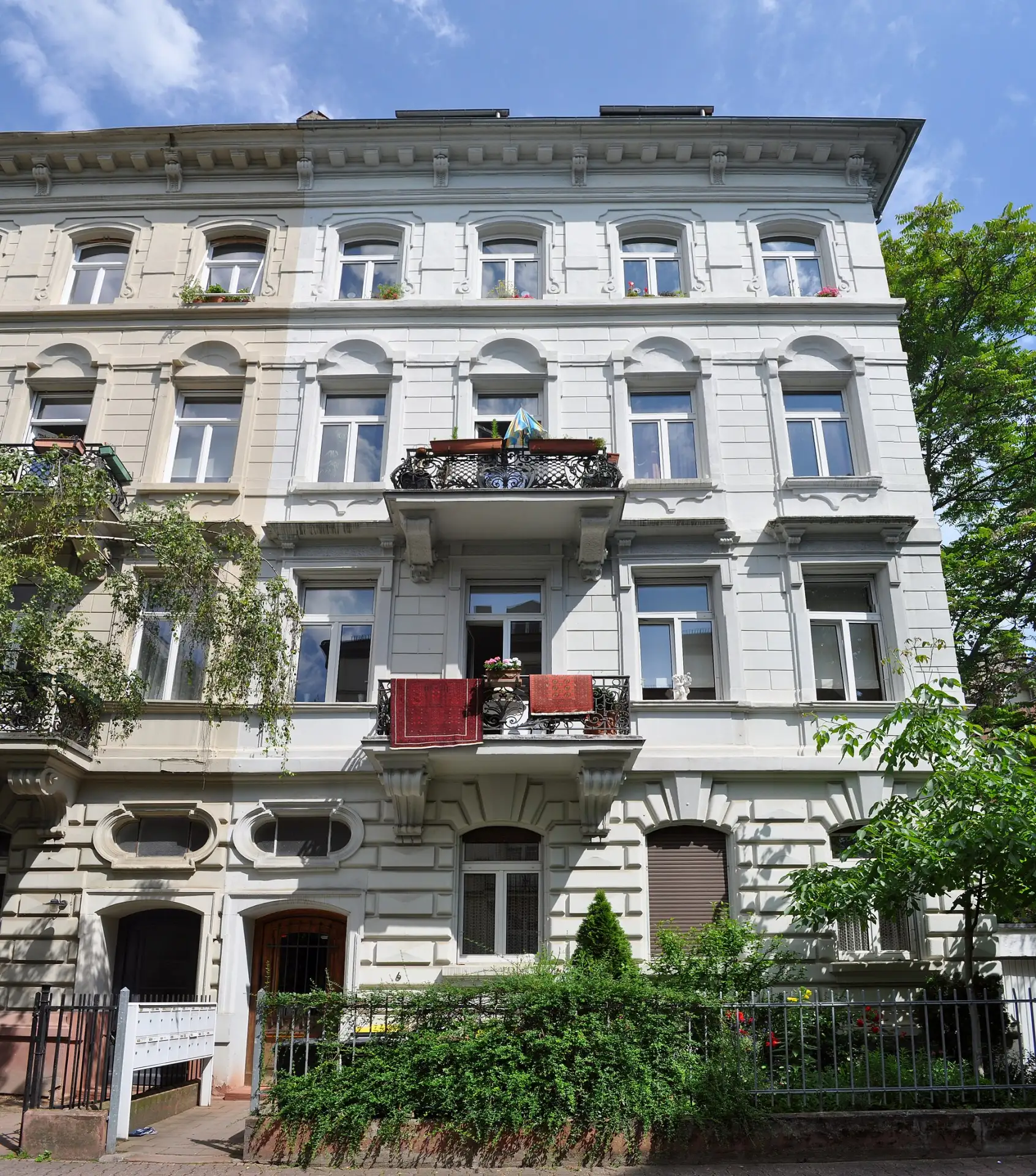 Stuckfassade in der Emil-Claar-Straße im Frankfurter Westend