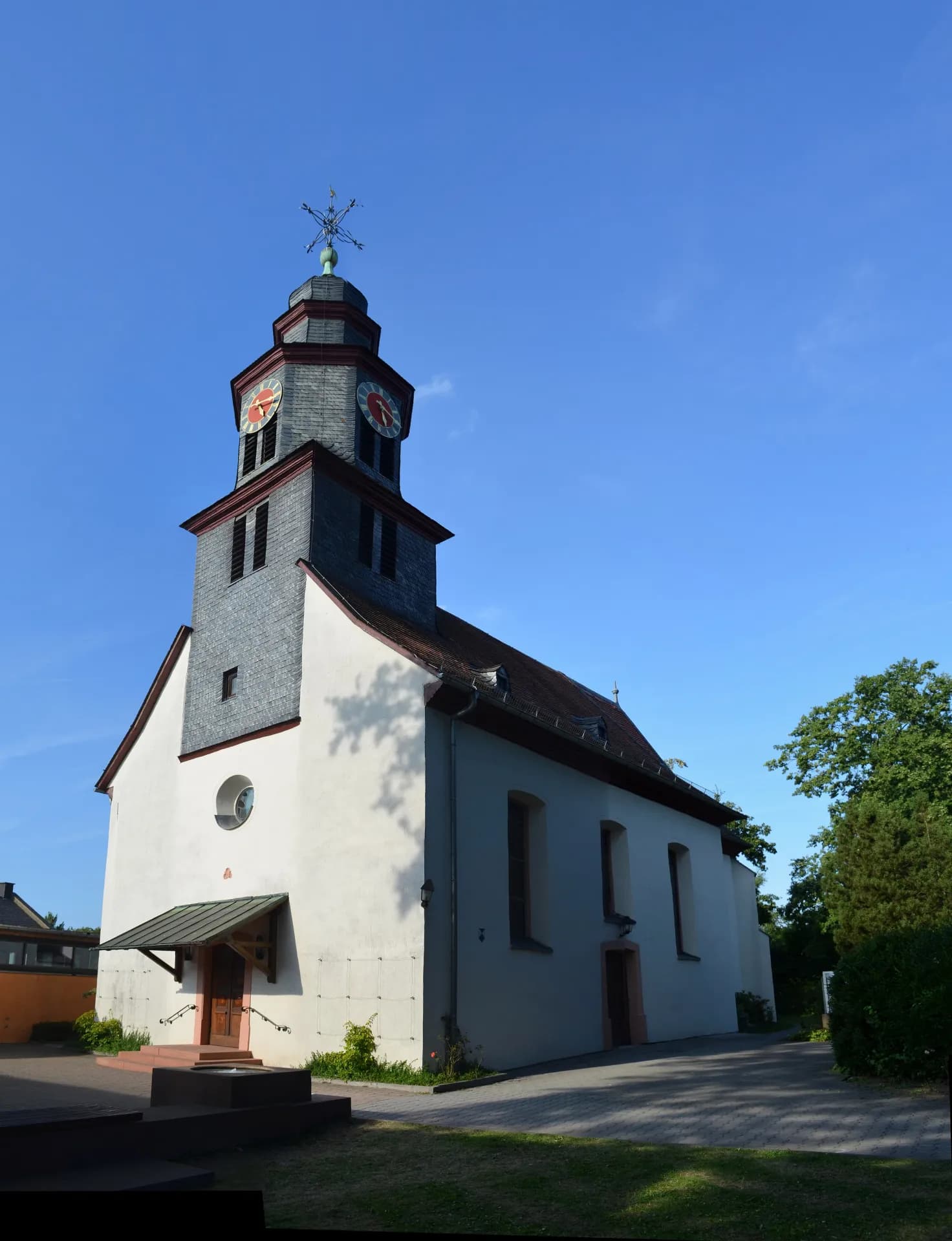Emmauskirche mit Glockenturm in Frankfurt Eschersheim