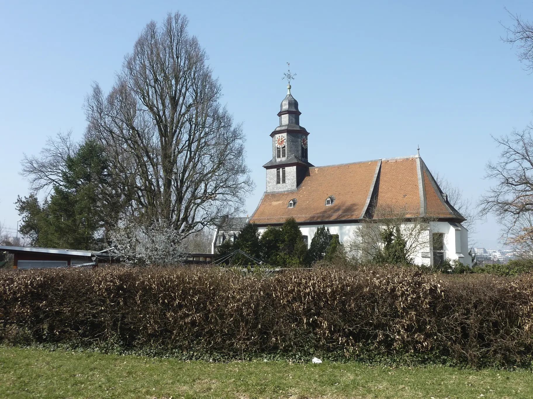 Emmauskirche von Osten in Frankfurt Eschersheim