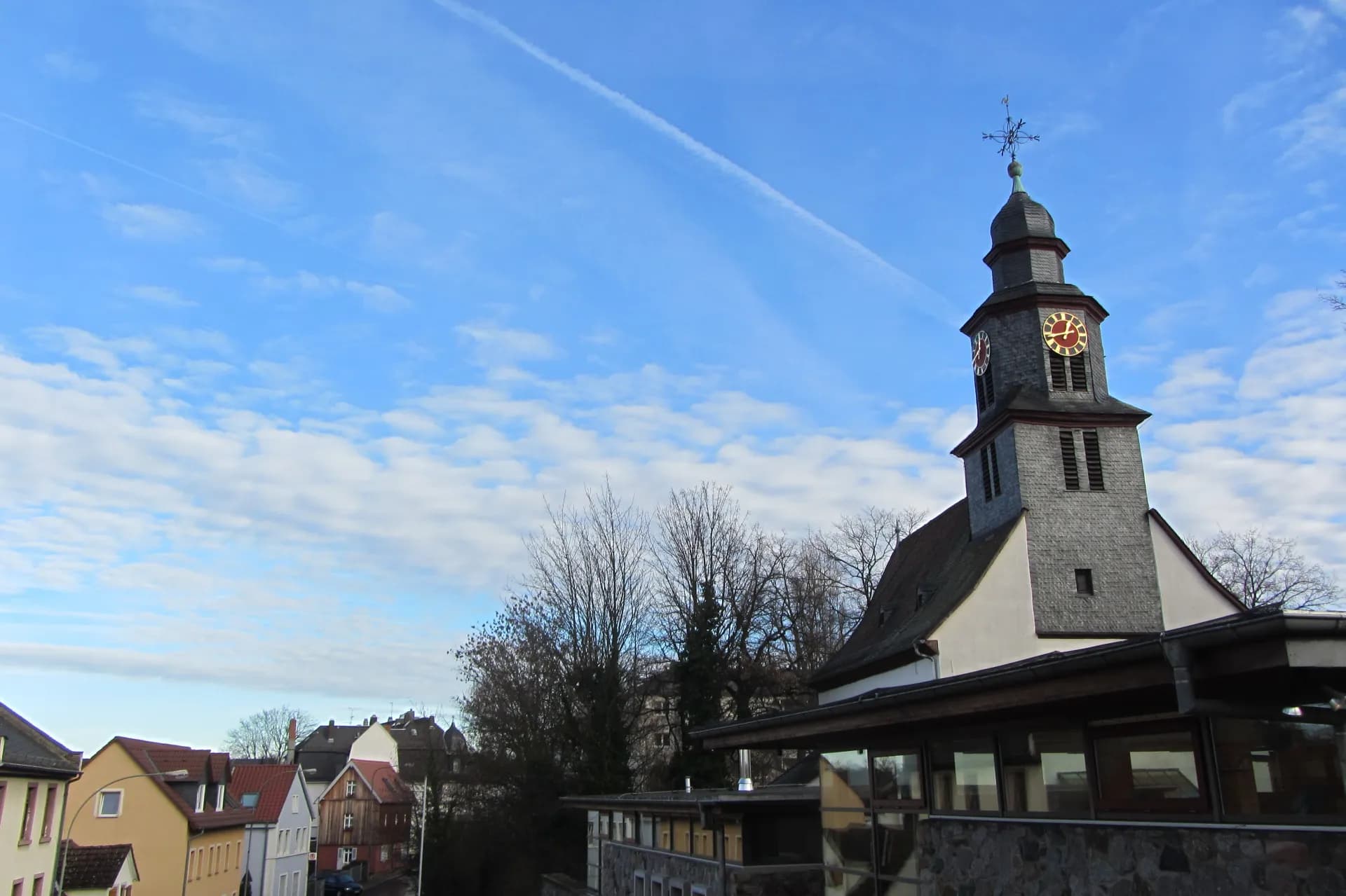 Emmauskirche über den Dächern von Frankfurt Eschersheim