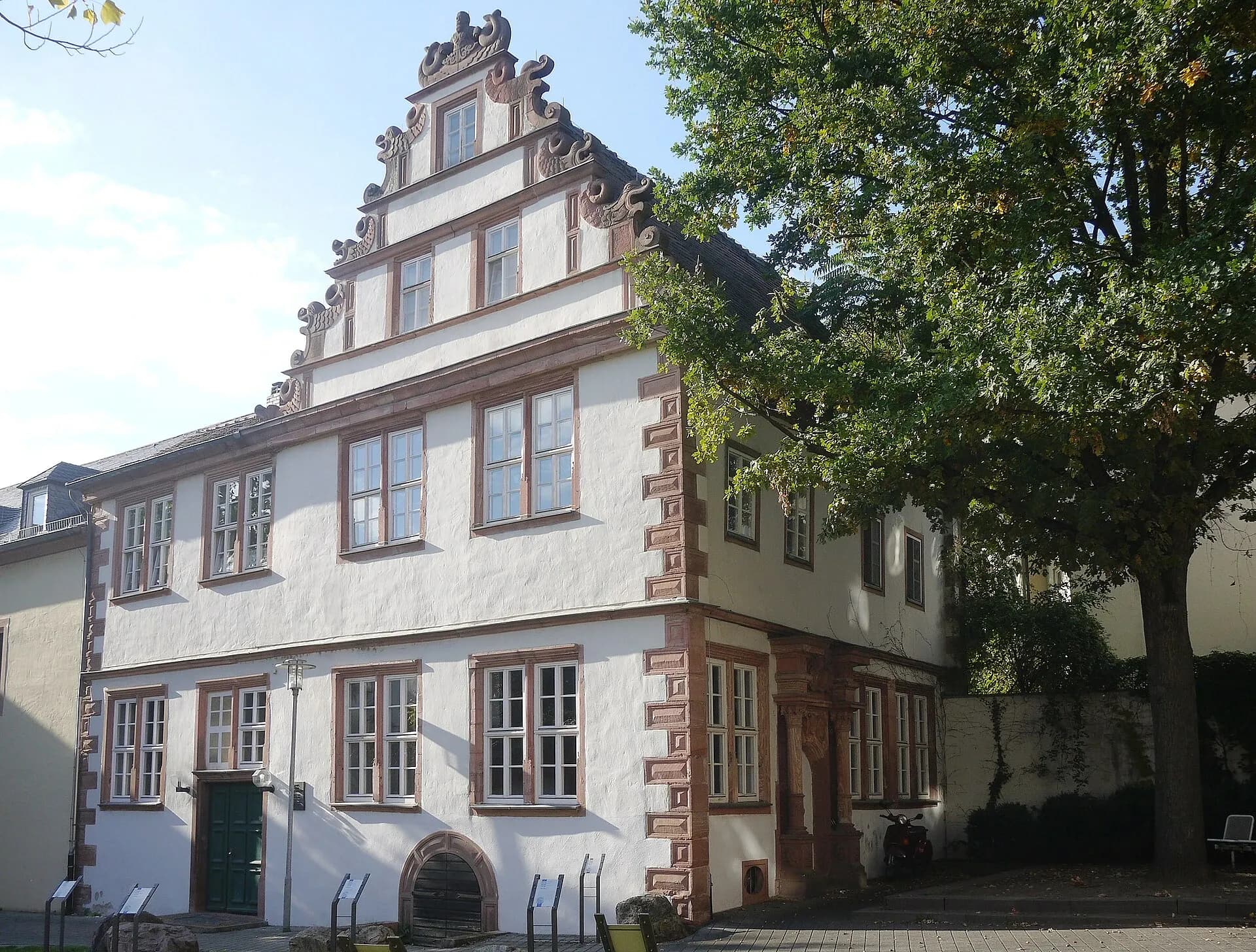 Renaissancebau mit Treppengiebel in der Erbsengasse in Aschaffenburg