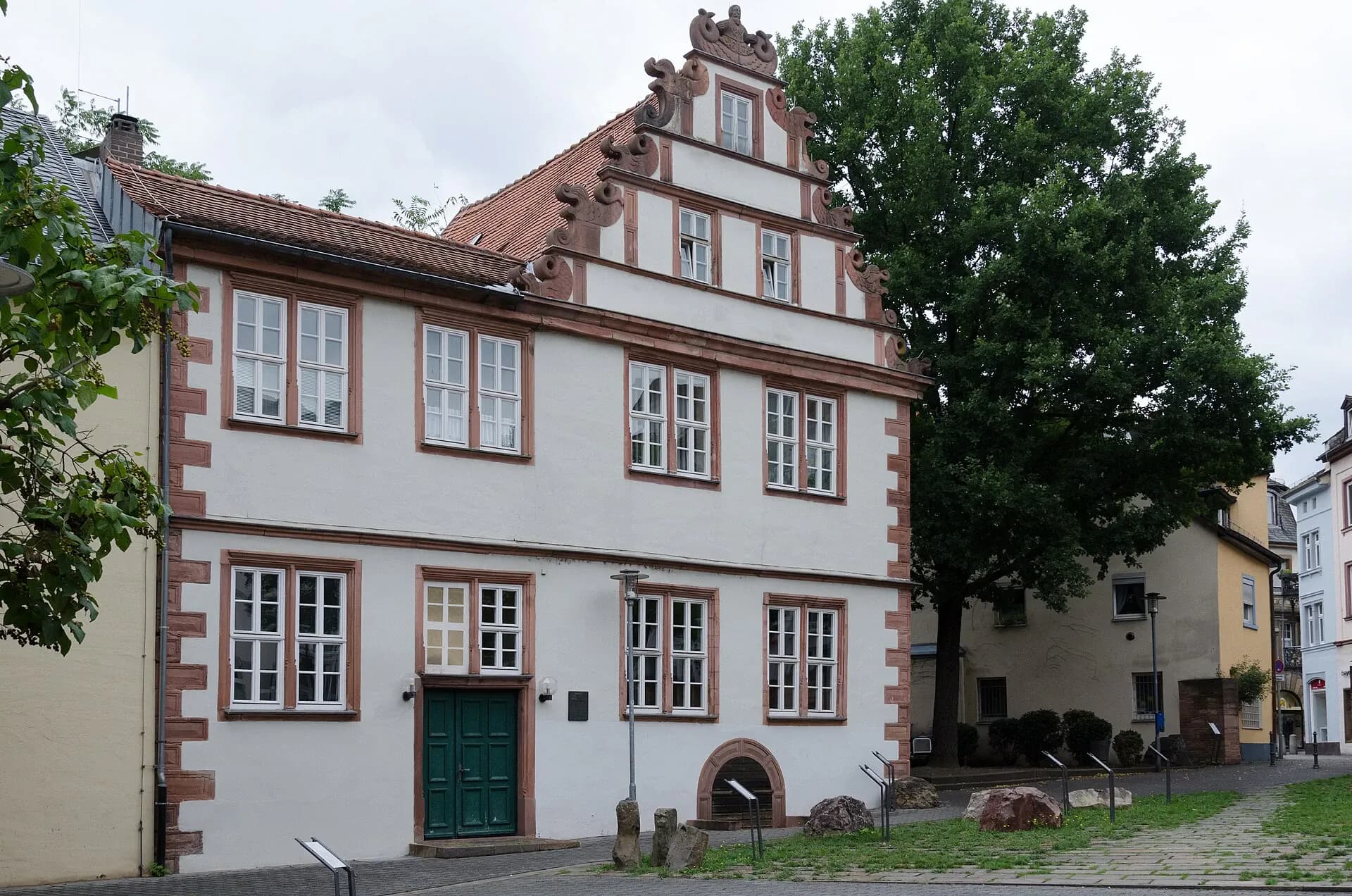 Barockhaus mit Volutengiebel in der Erbsengasse in Aschaffenburg