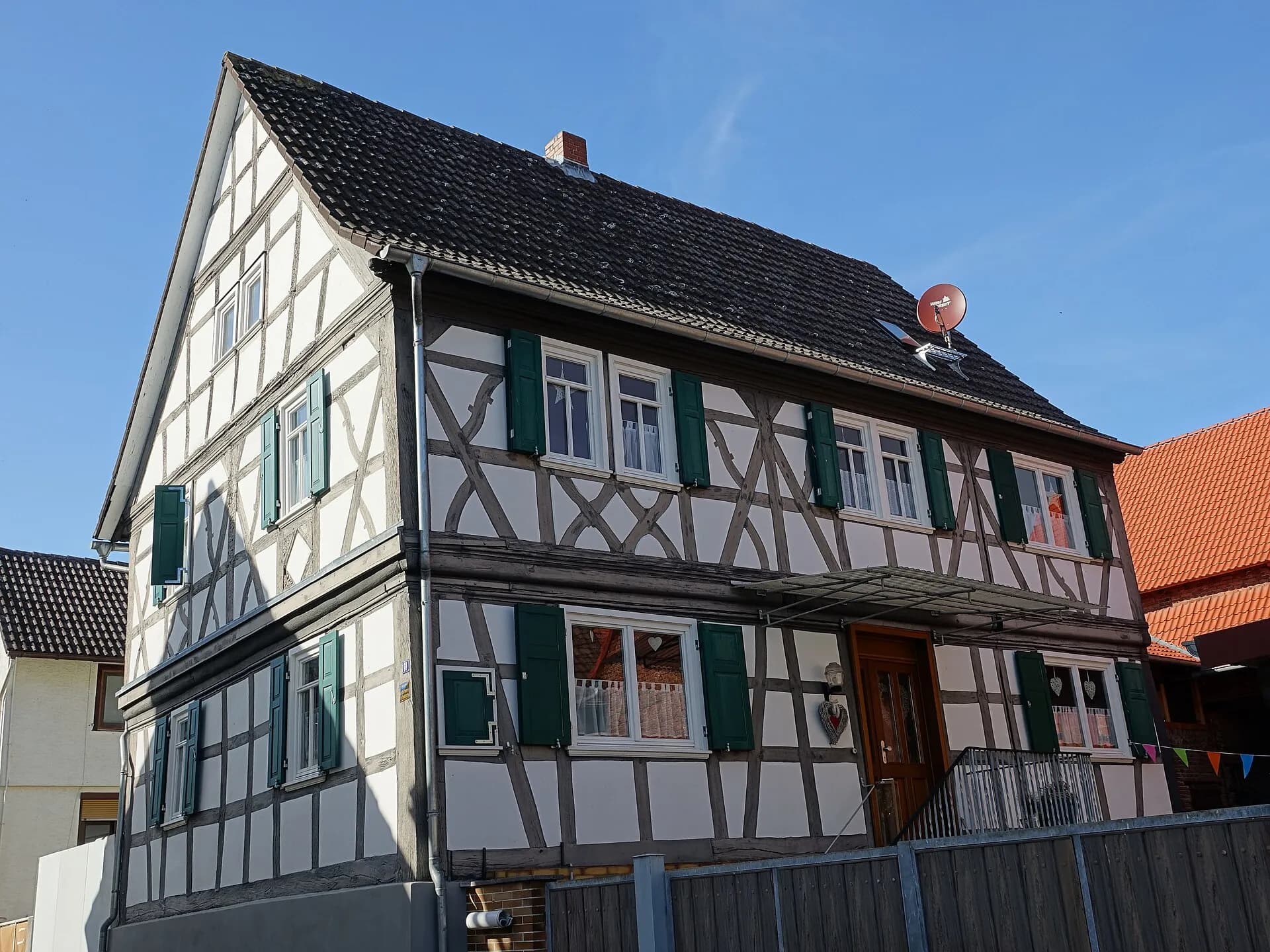 Fachwerkhaus mit grünen Fensterrahmen in der Erbsenstraße in Hanau-Mittelbuchen