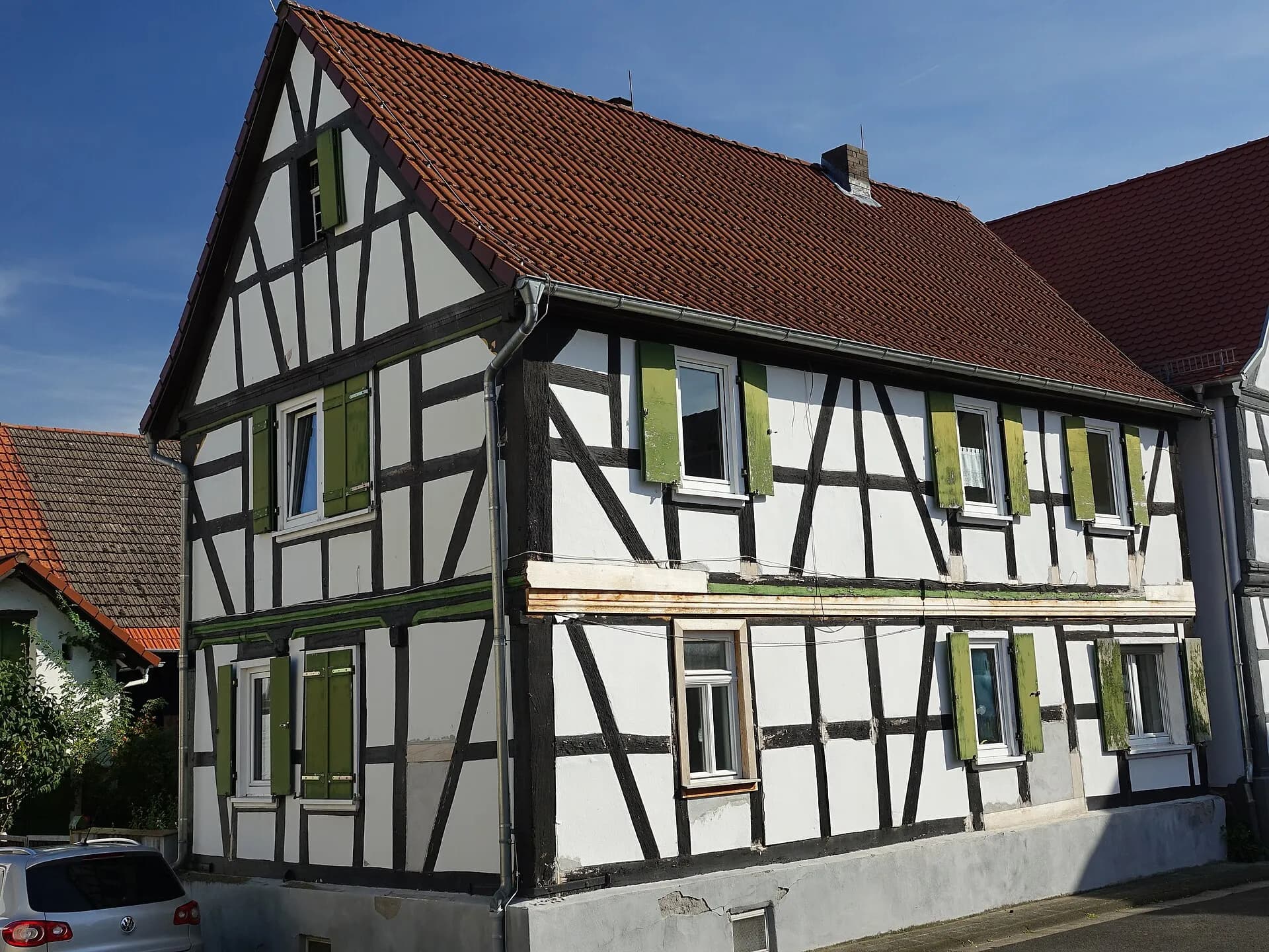 Fachwerkhaus mit grünen Klappläden in der Erbsenstraße in Hanau-Mittelbuchen