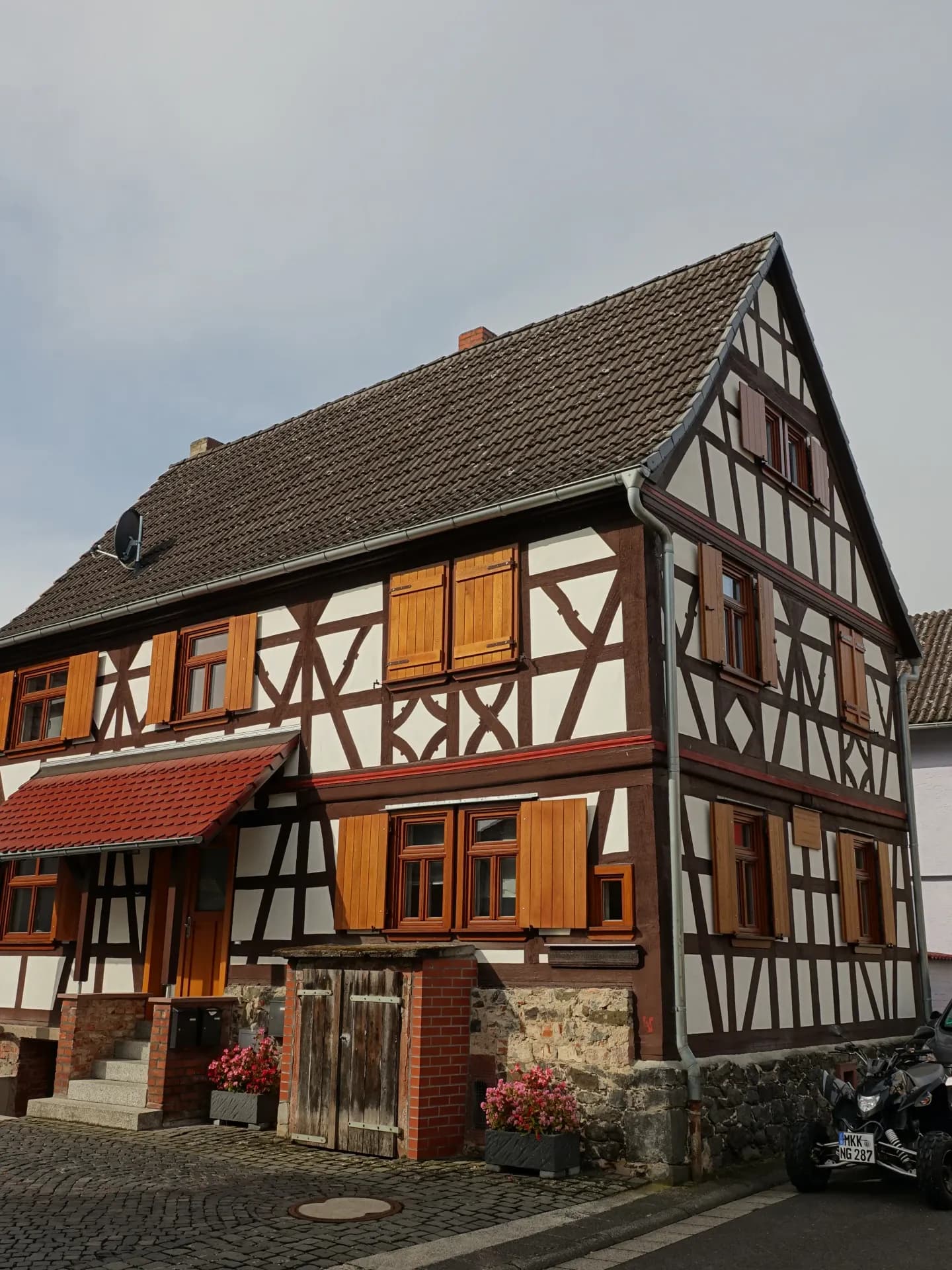 Fachwerkhaus mit Holzläden in der Erbsenstraße in Hanau-Mittelbuchen
