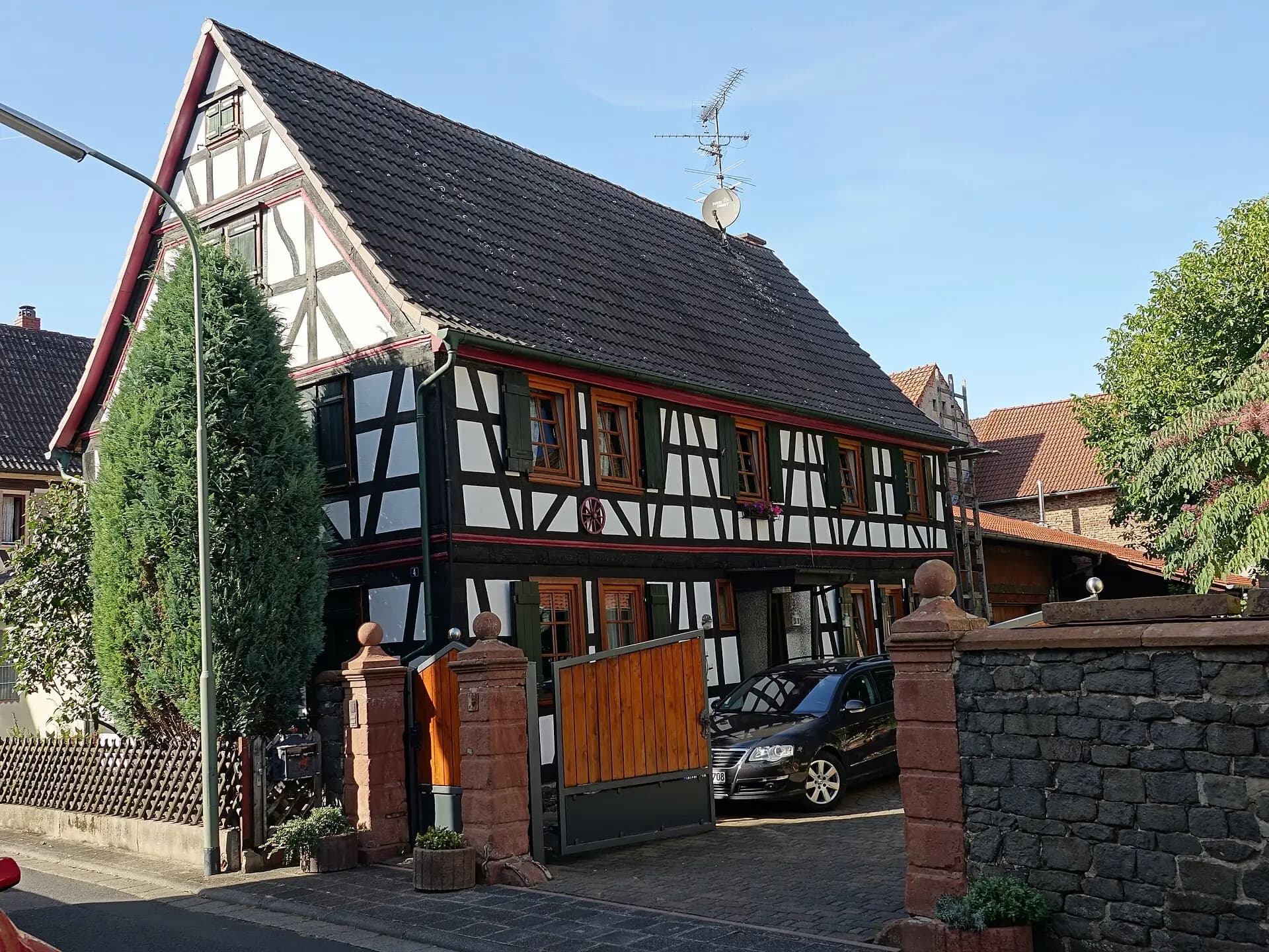 Hofeinfahrt mit Fachwerkscheune in der Erbsenstraße in Hanau-Mittelbuchen
