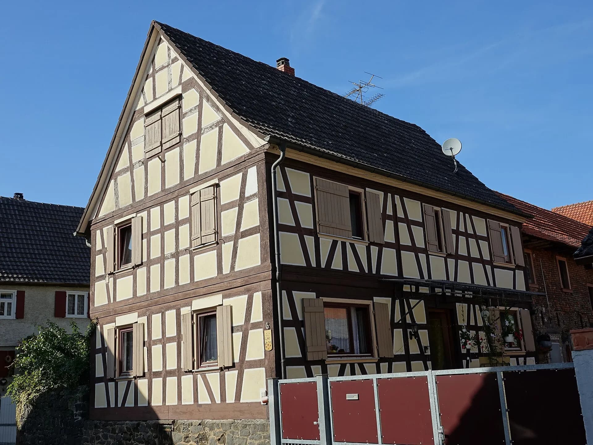 Fachwerkhaus mit rotem Sockel in der Erbsenstraße in Hanau-Mittelbuchen