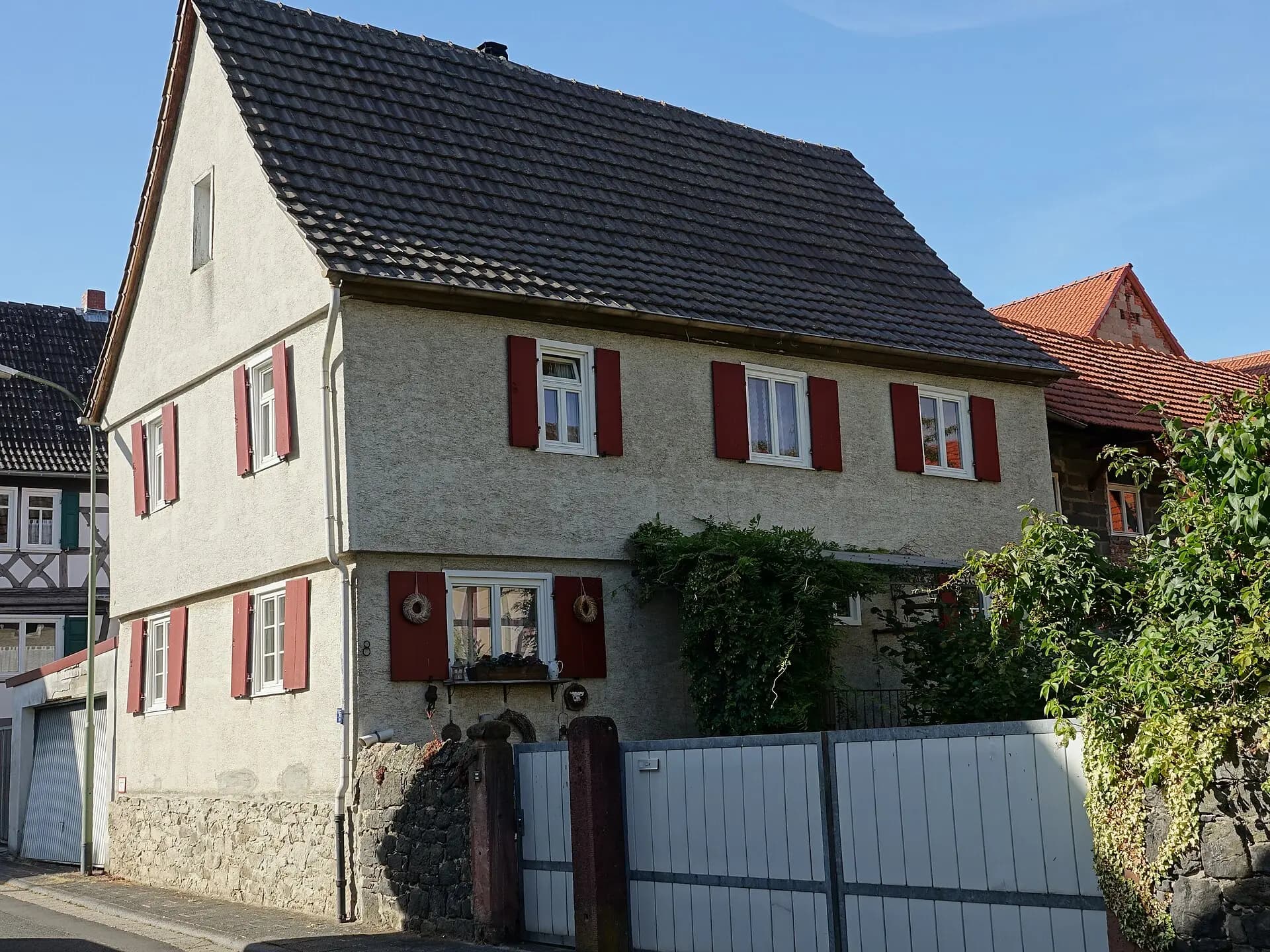 Verputztes Wohnhaus mit roten Läden in der Erbsenstraße in Hanau-Mittelbuchen