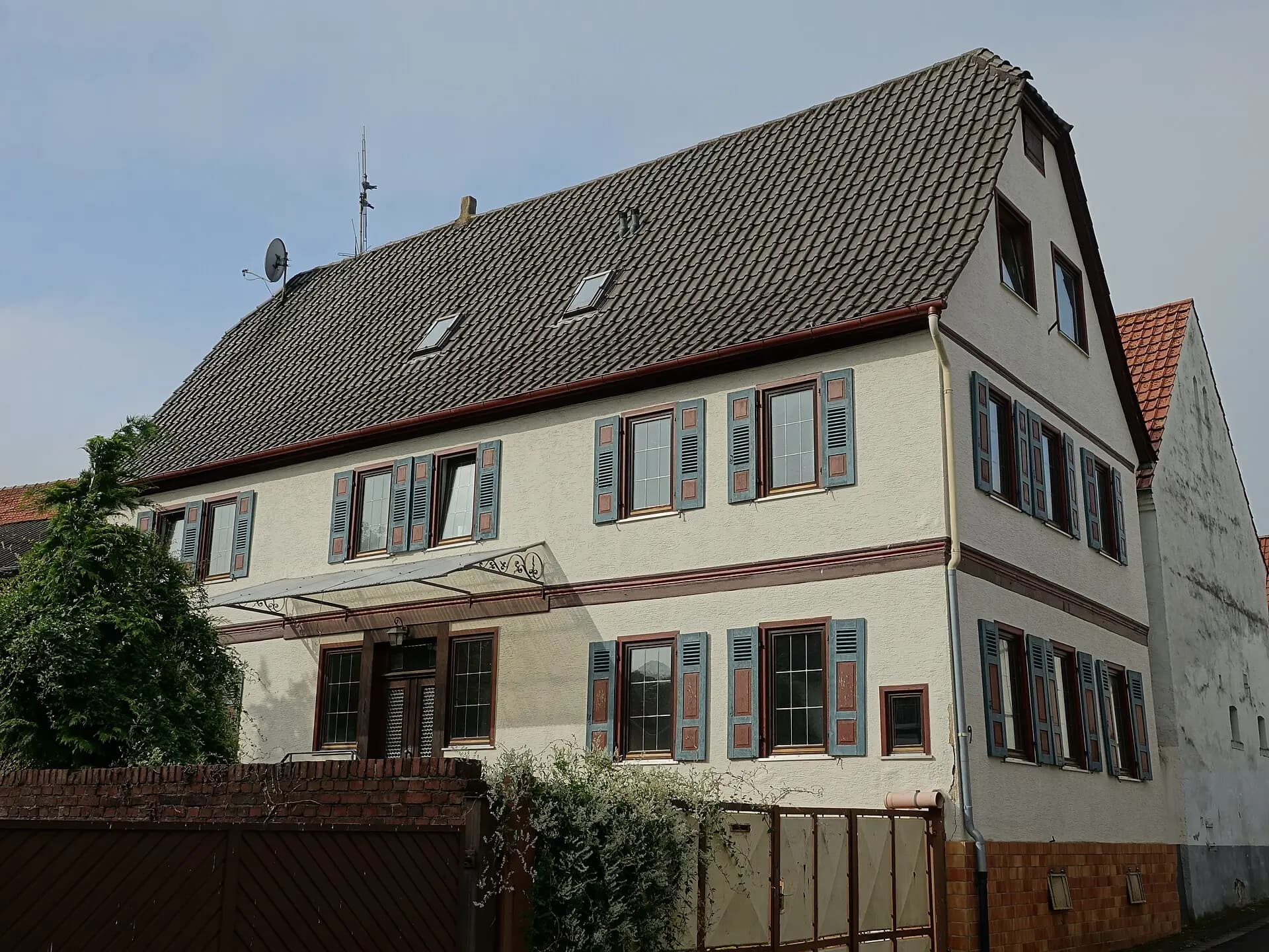 Schlichtes Wohnhaus mit Schieferdach in der Erbsenstraße in Hanau-Mittelbuchen