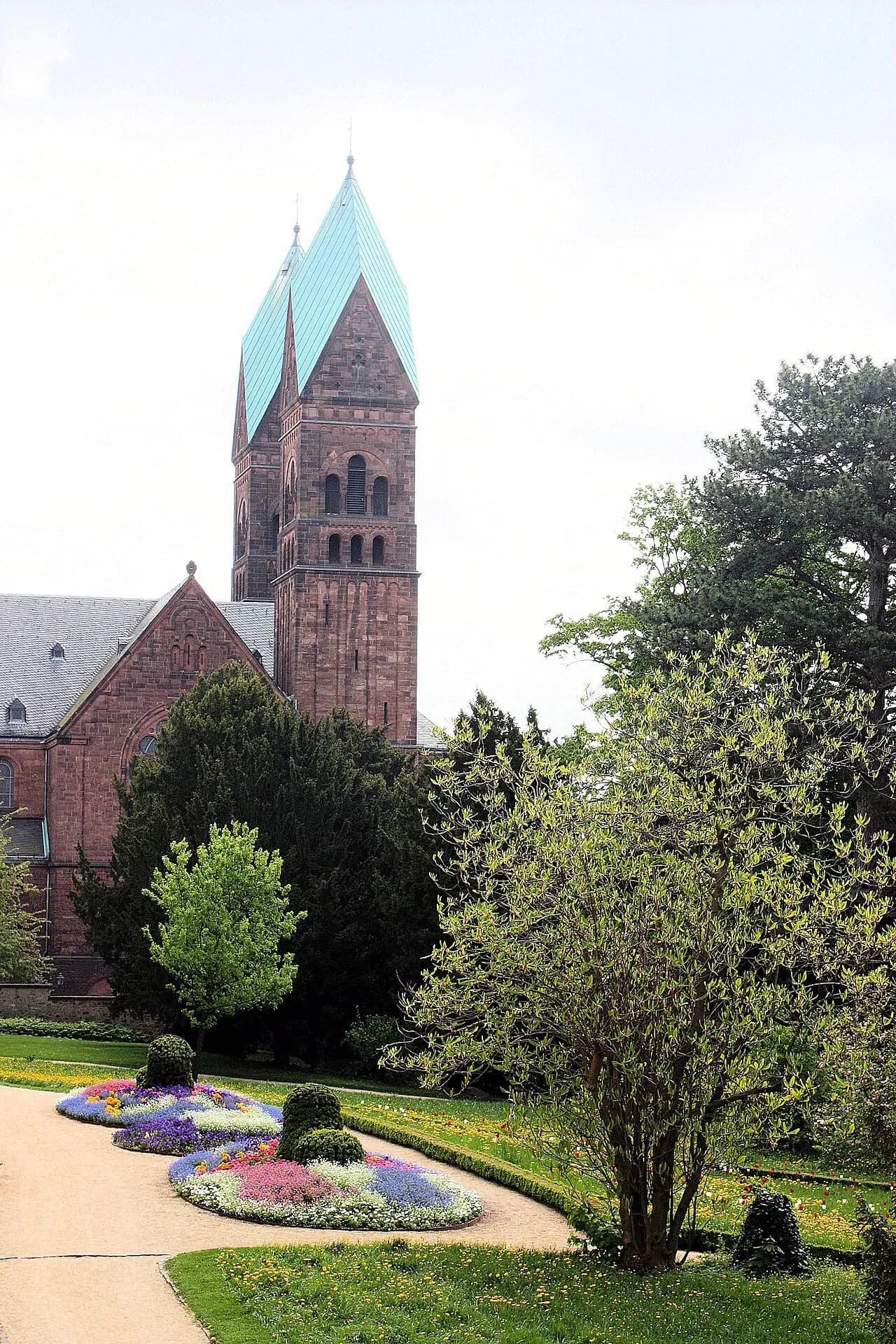 Erlöserkirche mit Blumenbeet in Bad Homburg