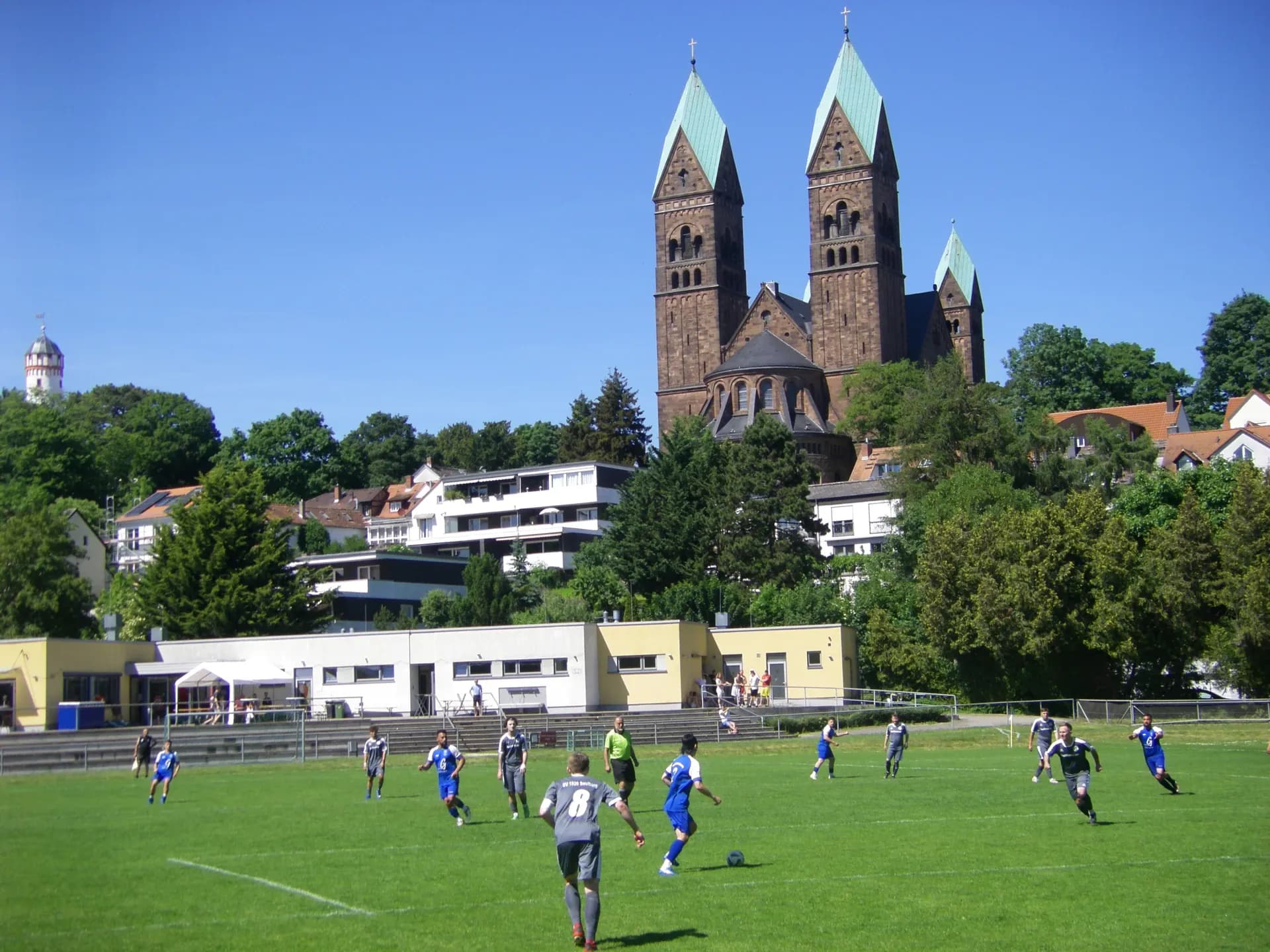 Erlöserkirche über dem Sportplatz an der Sandelmühle in Bad Homburg